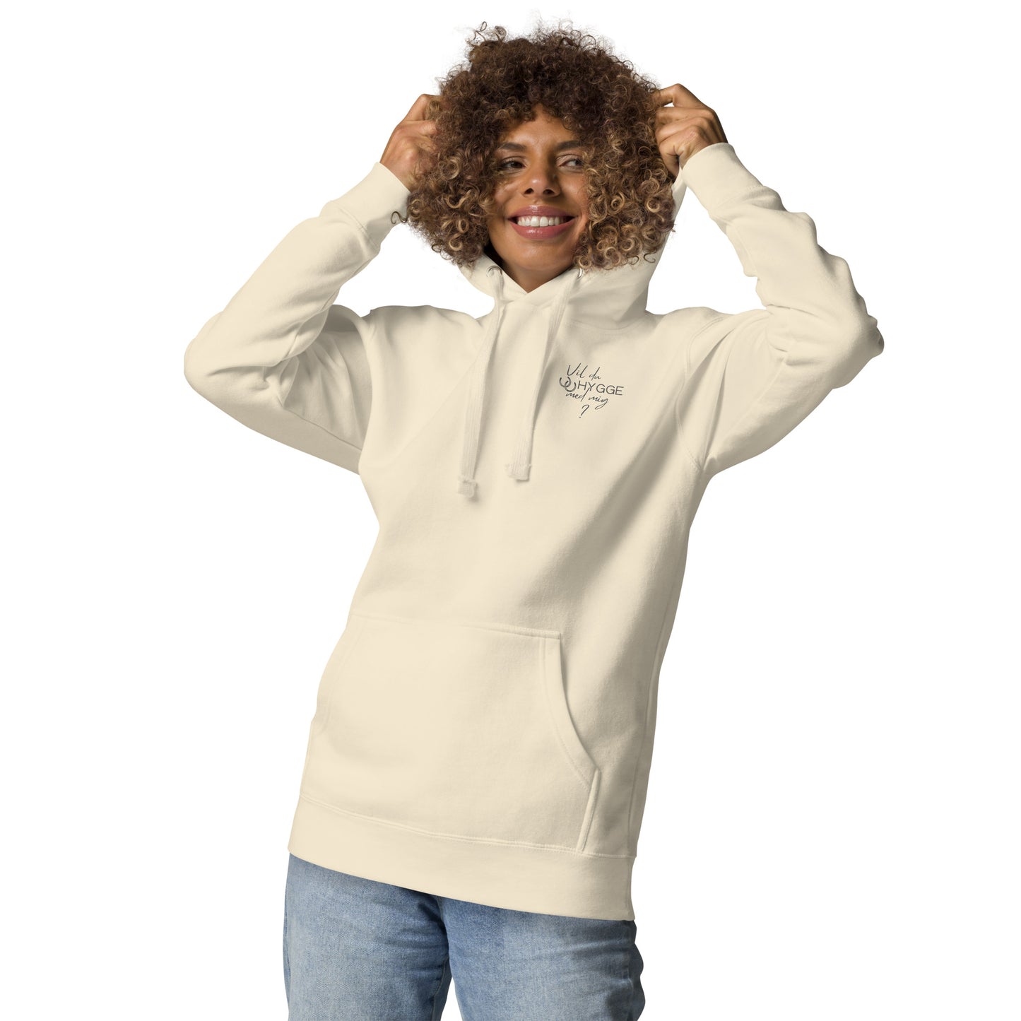 Hoodie/sweatshirt à capuche beige, avec photos de cheval et cavalière et photos à l'ambiance "hygge", vu de face et porté par une femme.