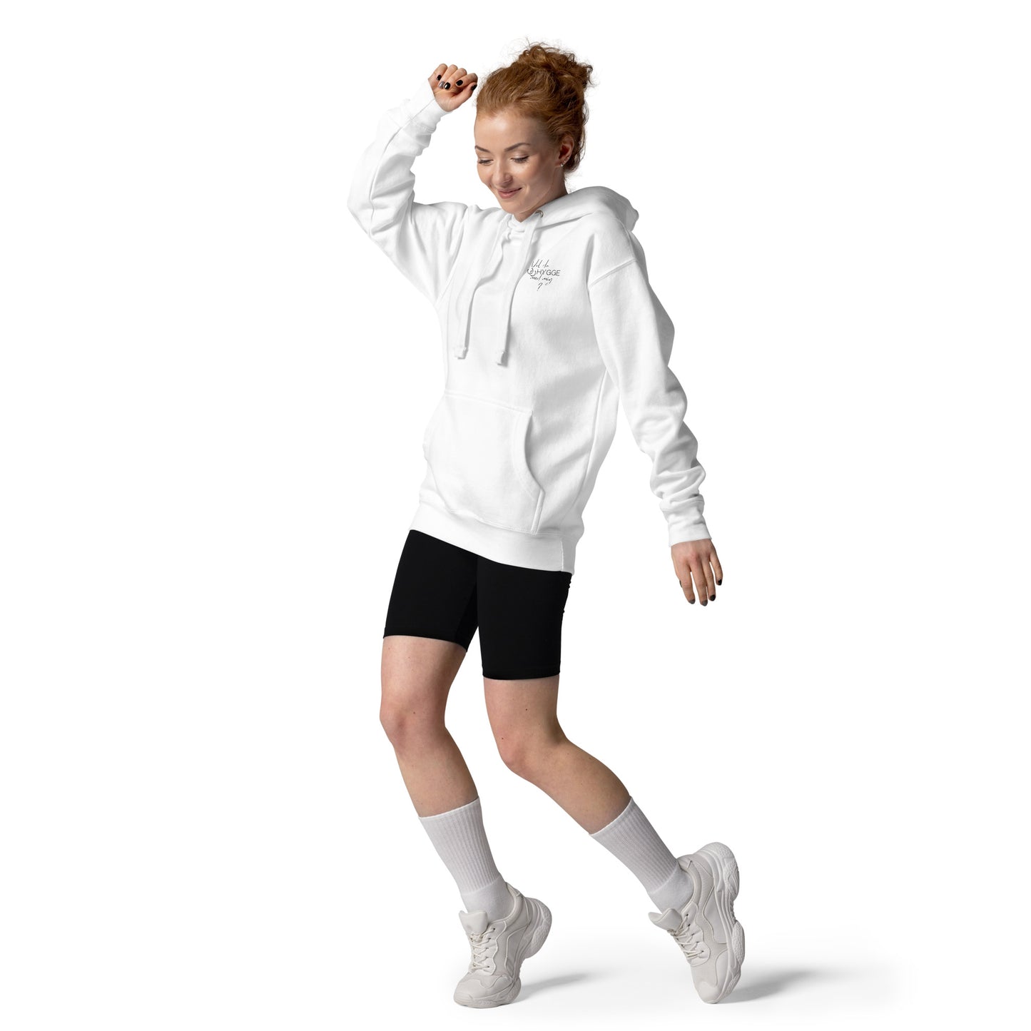 Hoodie/sweatshirt à capuche blanc, avec photos de cheval et cavalière et photos à l'ambiance "hygge", vu de face et porté par une femme.