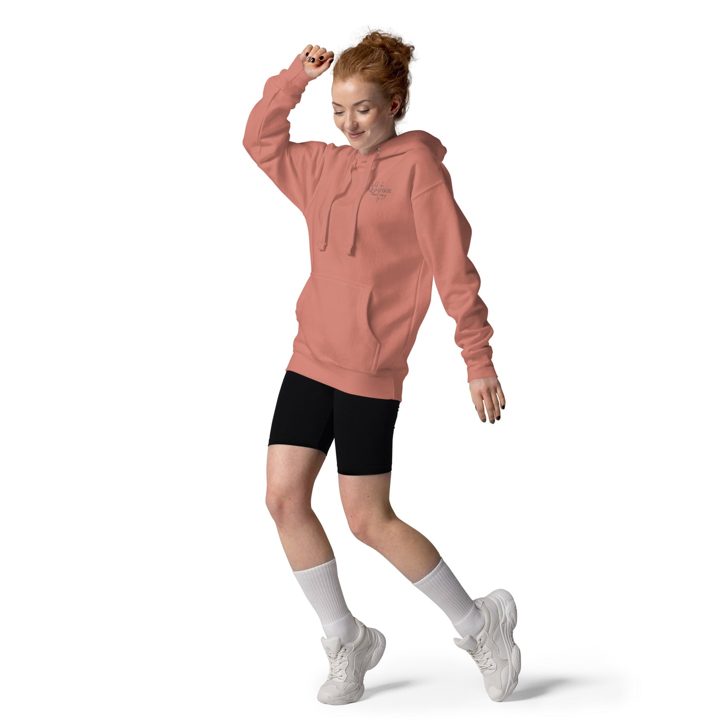 Hoodie/sweatshirt à capuche saumon, avec photos de cheval et cavalière et photos à l'ambiance "hygge", vu de face et porté par une femme.