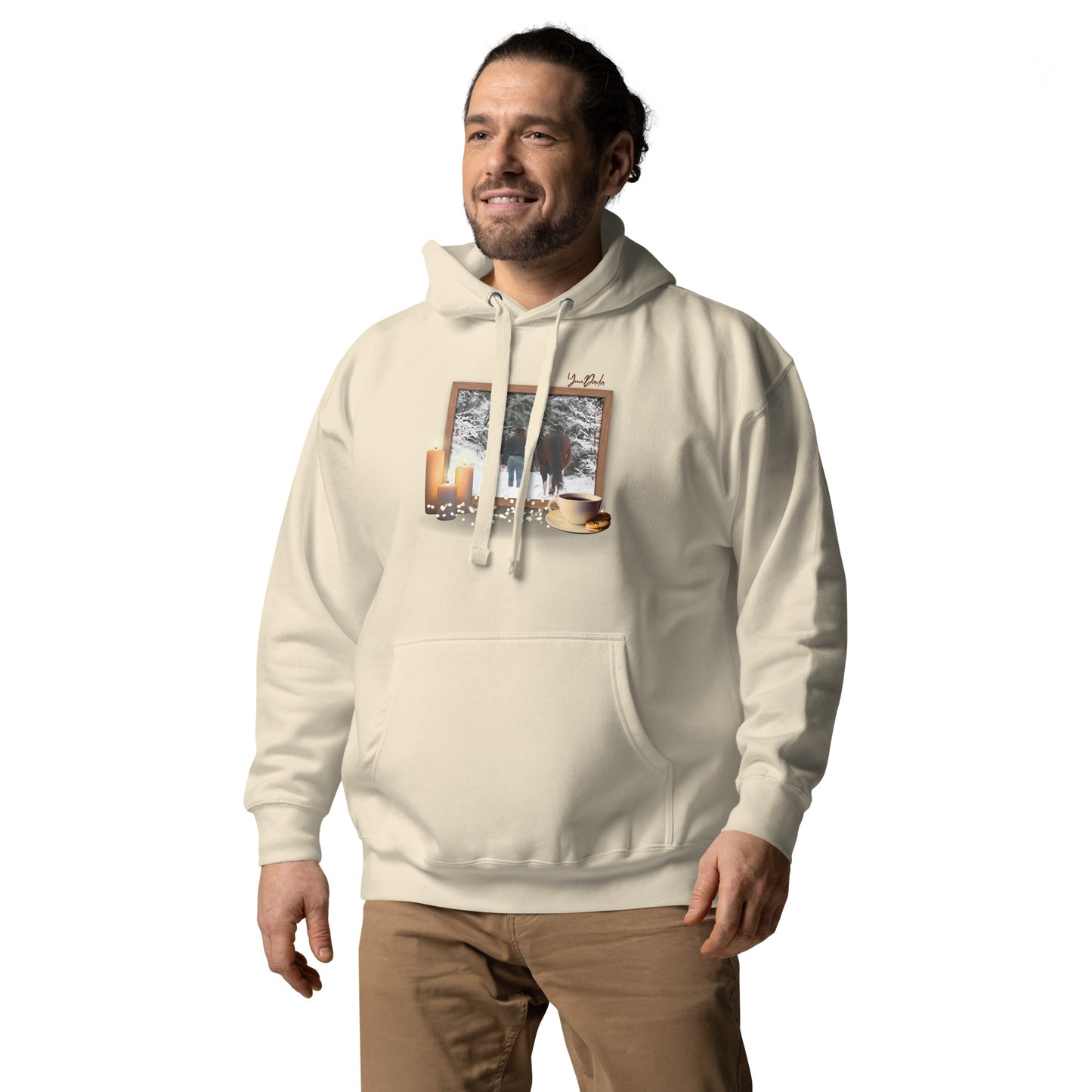Hoodie/sweatshirt à capuche beige avec cheval et cavalière dans un cadre, ambiance "hygge", porté par un homme et vu de face