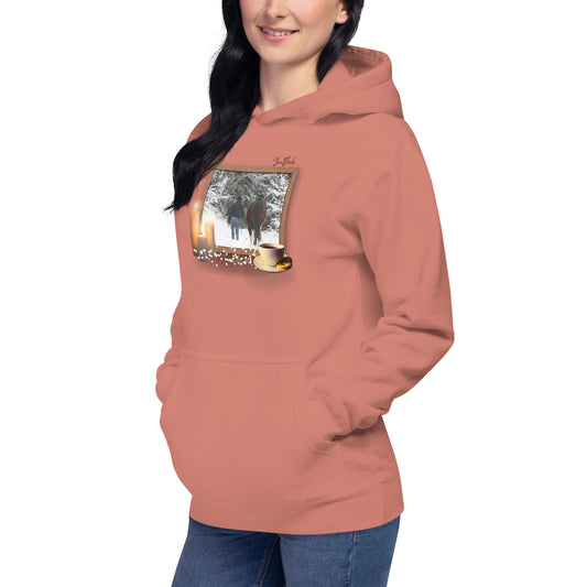 Hoodie/sweatshirt à capuche saumon avec cheval et cavalière dans un cadre, ambiance "hygge", porté par une femme et vu de face