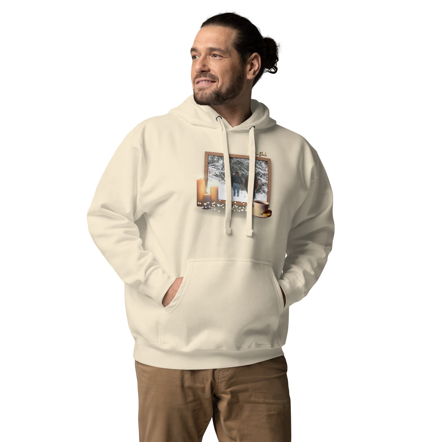 Hoodie/sweatshirt à capuche beige avec cheval et cavalière dans un cadre, ambiance "hygge", porté par un homme et vu de face
