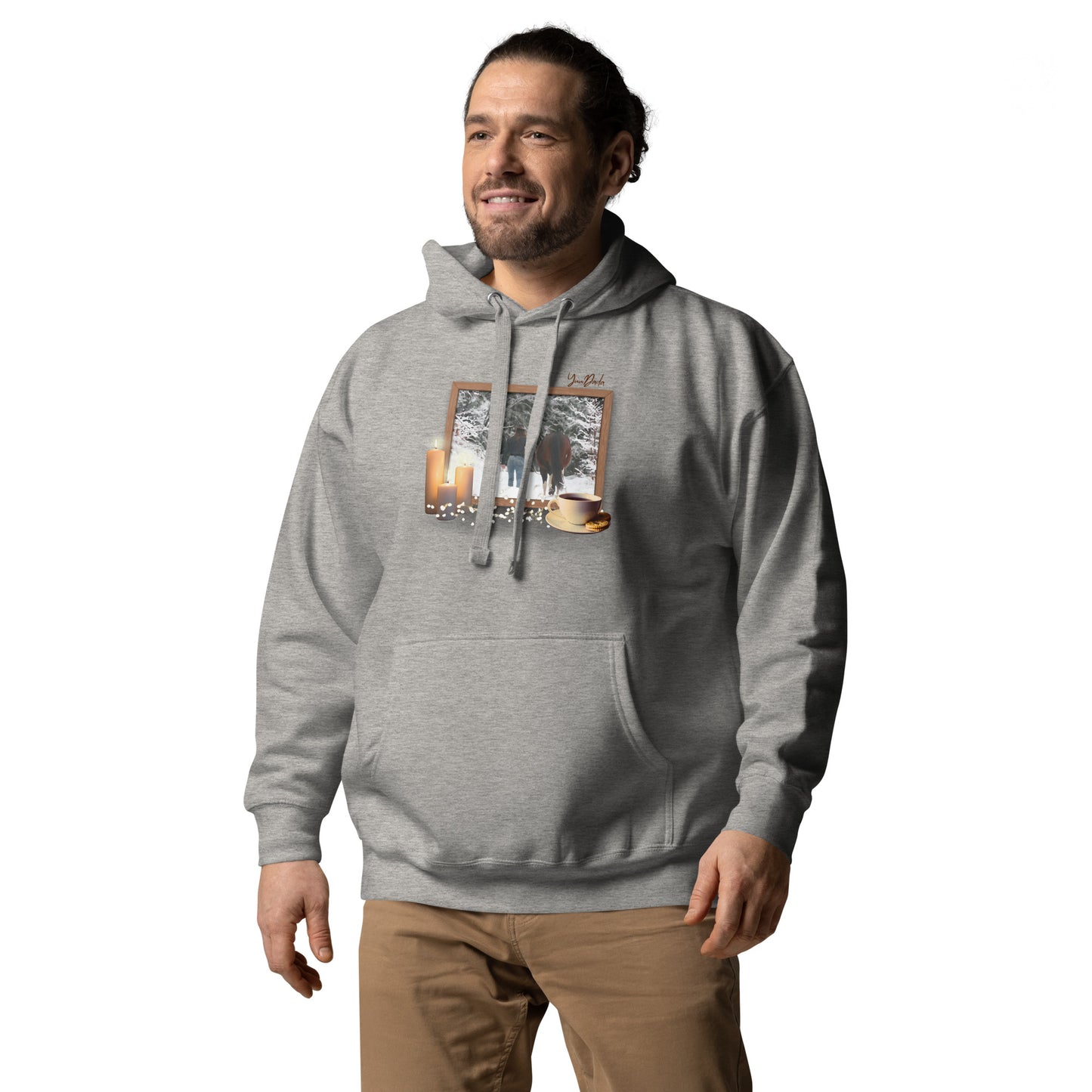 Hoodie/sweatshirt à capuche gris chiné avec cheval et cavalière dans un cadre, ambiance "hygge", porté par un homme et vu de face