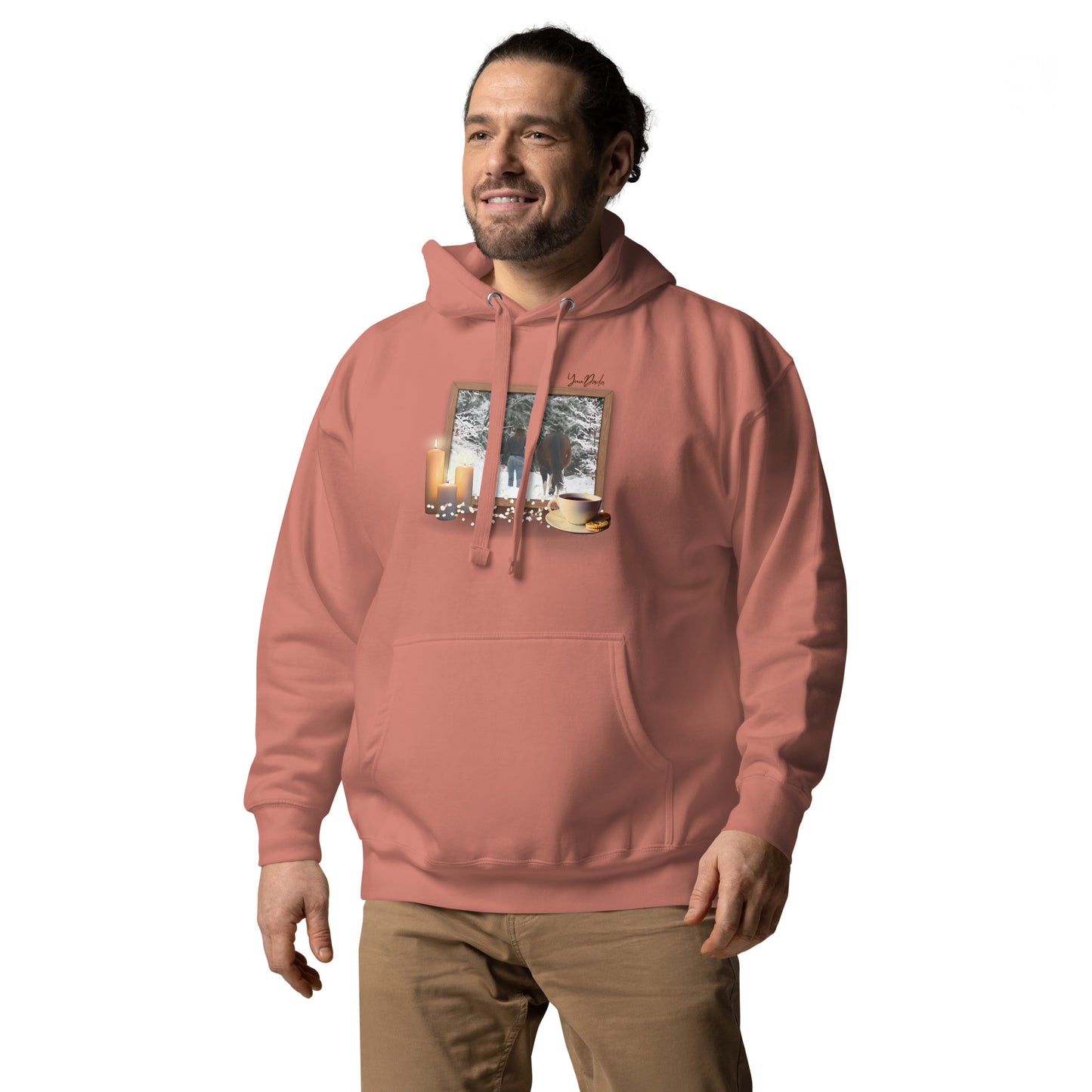 Hoodie/sweatshirt à capuche saumon avec cheval et cavalière dans un cadre, ambiance "hygge", porté par un homme et vu de face