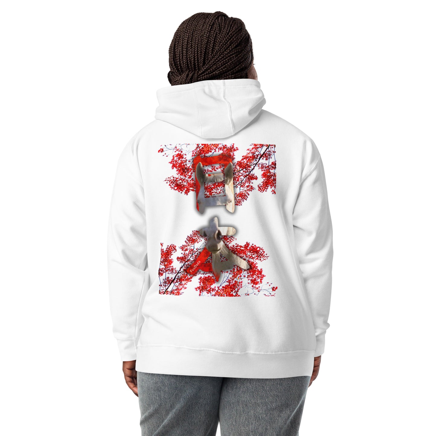 Hoodie/sweatshirt à capuche blanc avec motif érables du Japon, avec cheval incrusté dans le kanji "Nihon", vu de dos et porté par une femme