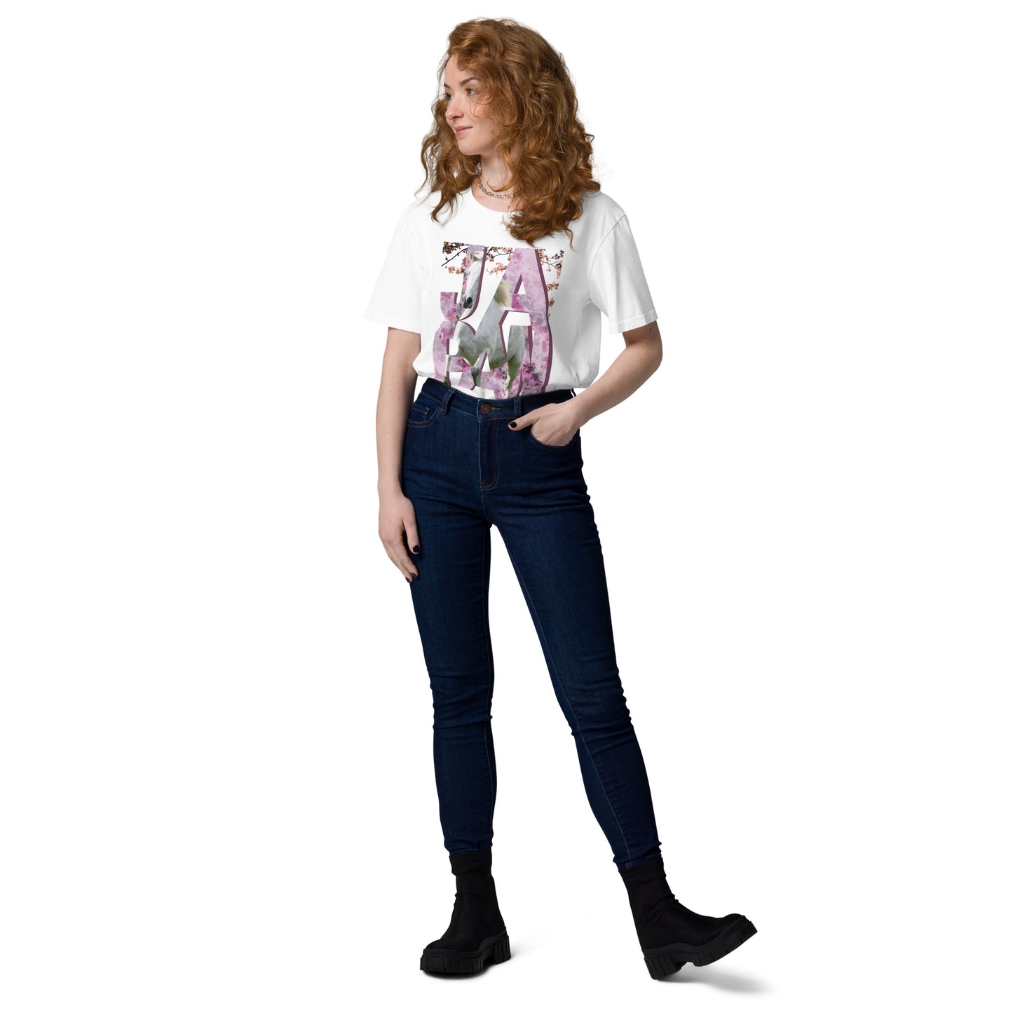 Vue entière d’une femme portant un t-shirt blanc avec le mot "JAPAN" et un cheval incrusté dans le design floral rose – collection YuuDada