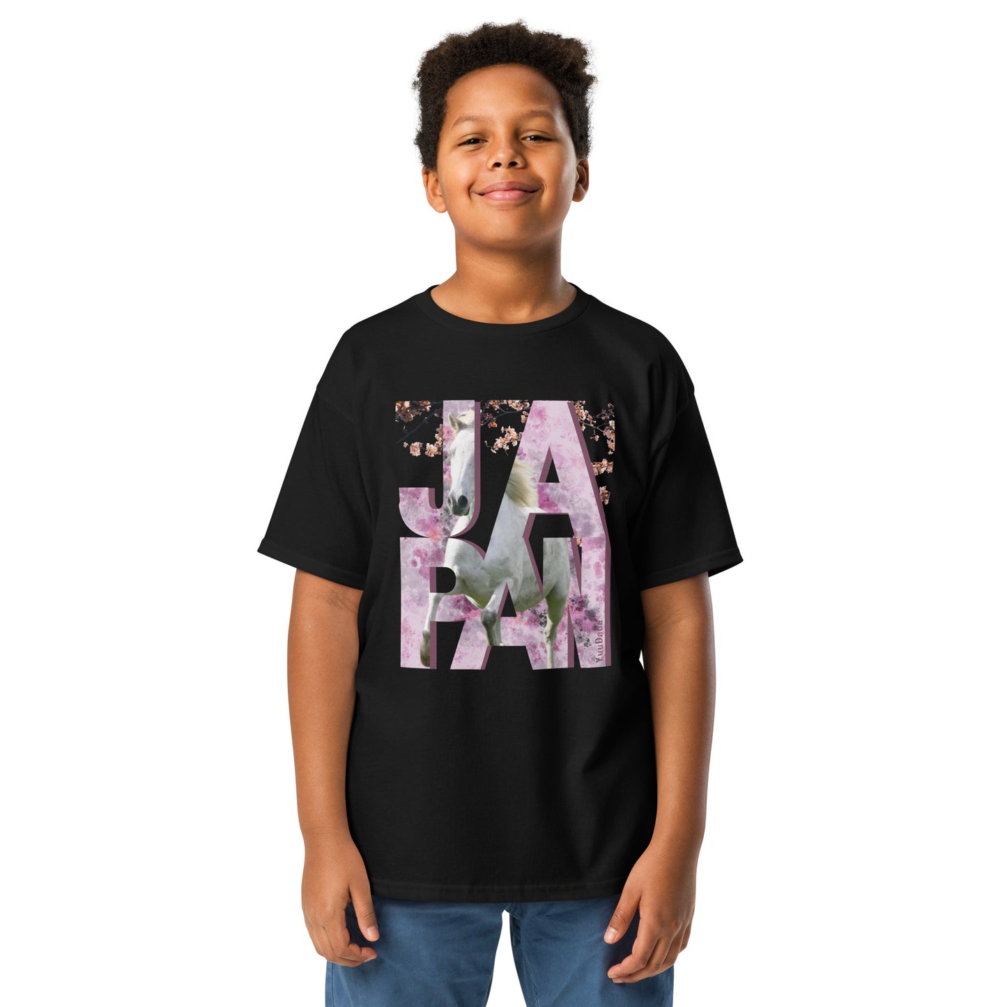 Tshirt noir avec un motif cheval et cerisiers japonais, porté par un garçon