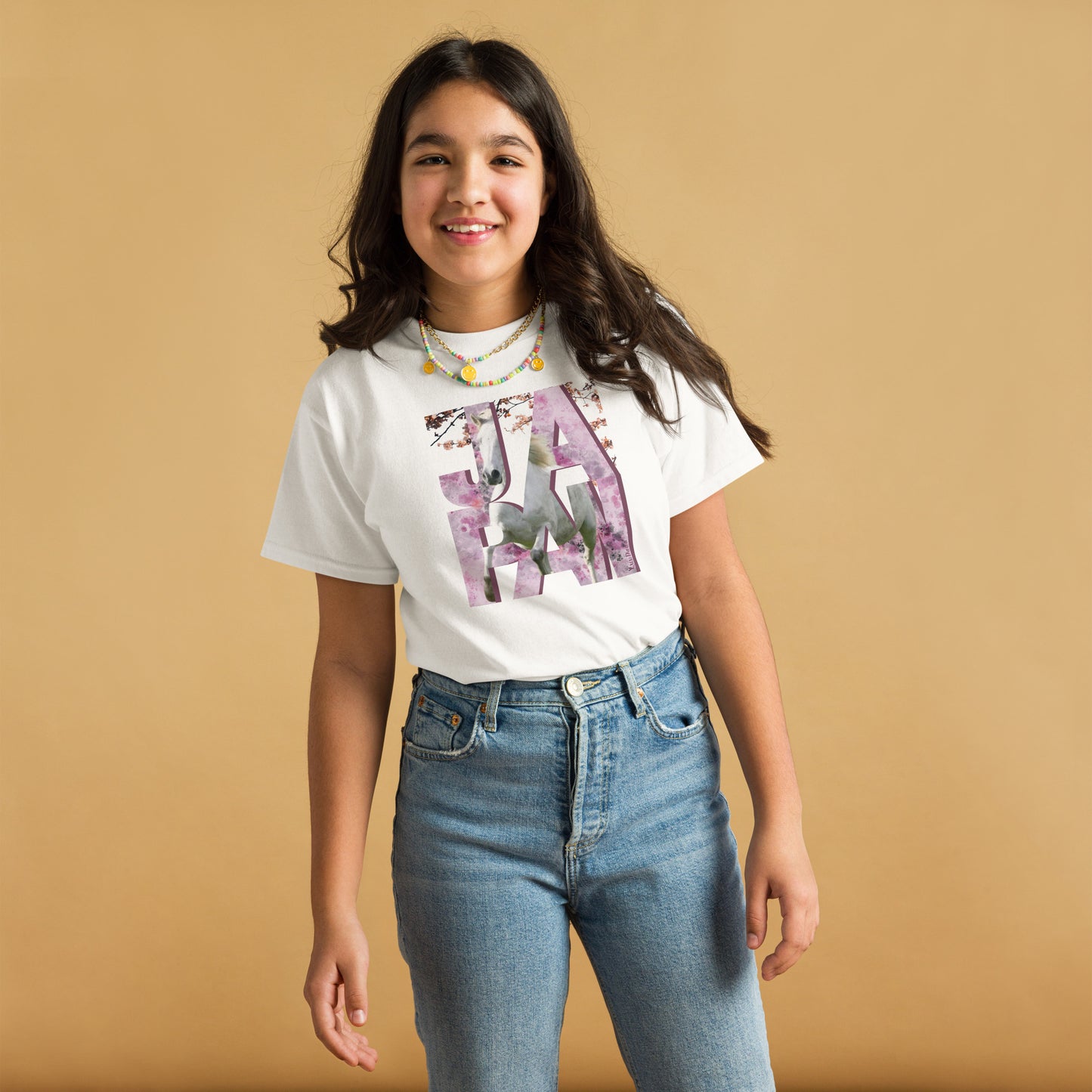 Tshirt blanc avec motif cheval et cerisiers japonais porté par une fille