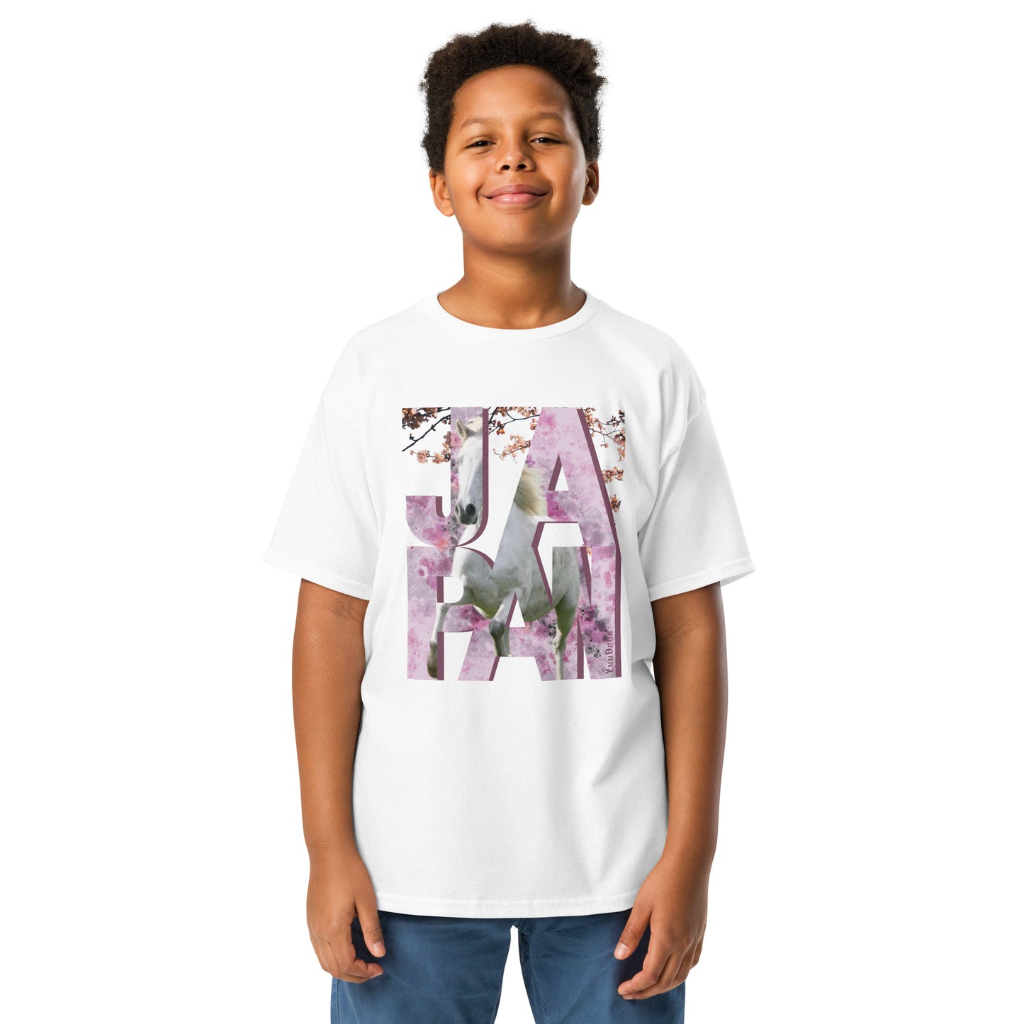 Tshirt blanc avec motif cheval et cerisiers japonais porté par un garçon