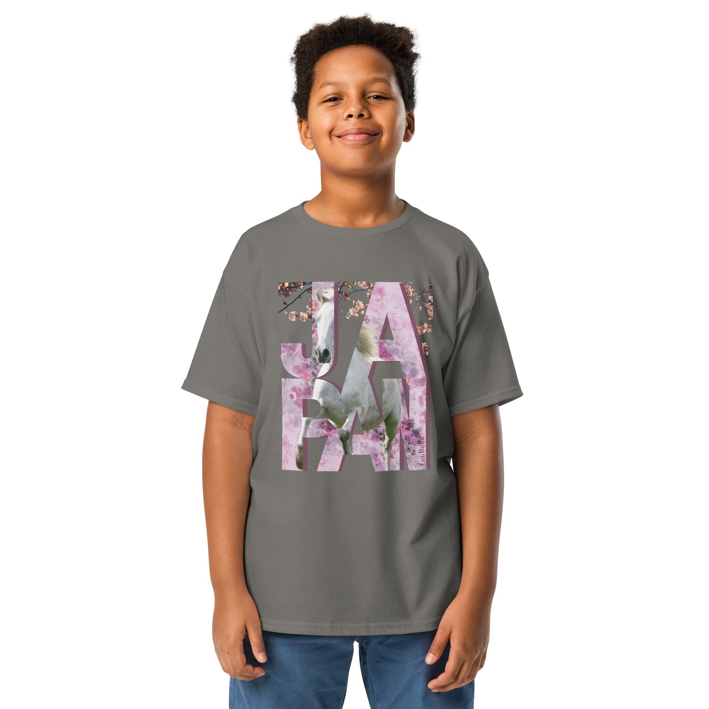 Tshirt gris avec un motif cheval et cerisiers japonais, porté par un garçon