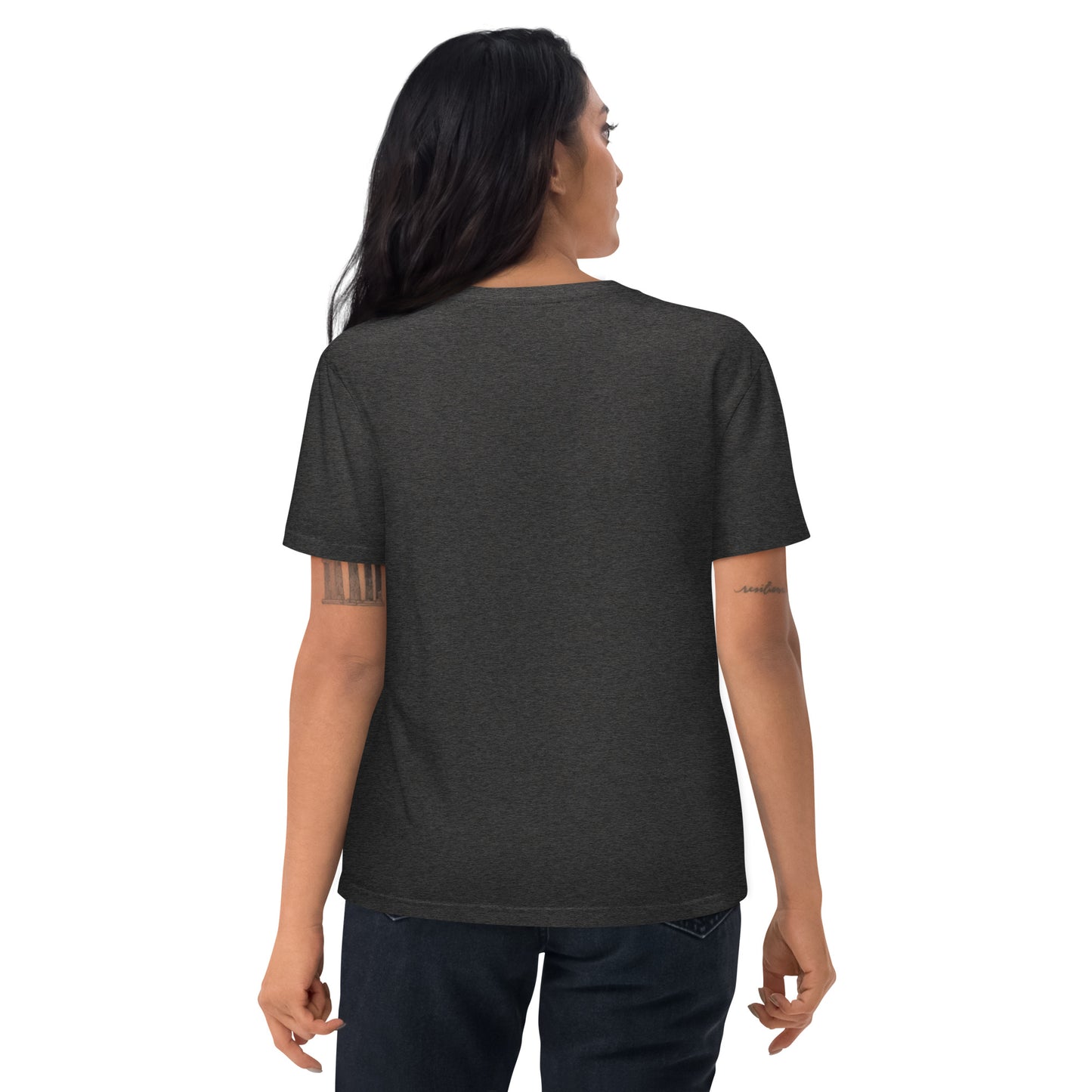 Vue de dos d'une femme portant un t-shirt gris chine avec un cheval stylisé et un message humoristique sur le thème du voyage dans le temps