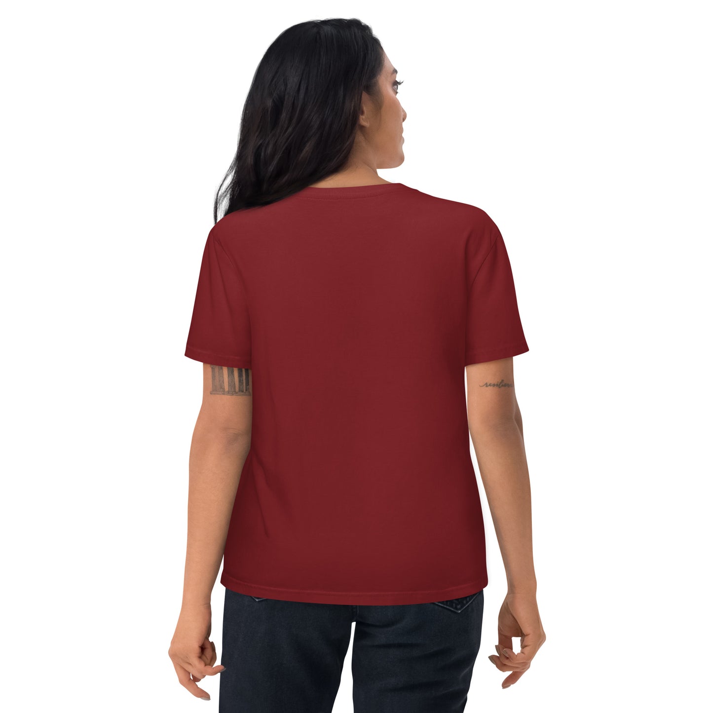 Vue de dos d'une femme portant un t-shirt rouge avec un cheval stylisé et un message humoristique sur le thème du voyage dans le temps