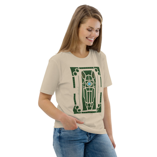 Tshirt beige en coton bio avec motif cheval dans les jardins à la française de Versailles, porté par une femme