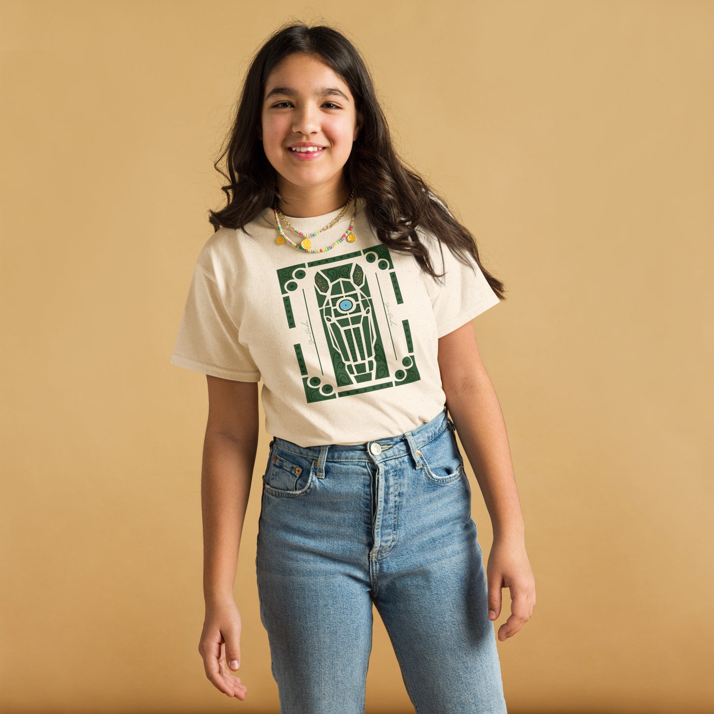Tshirt beige avec motif cheval dans les jardins à la française de Versailles, porté par une fille adolescente