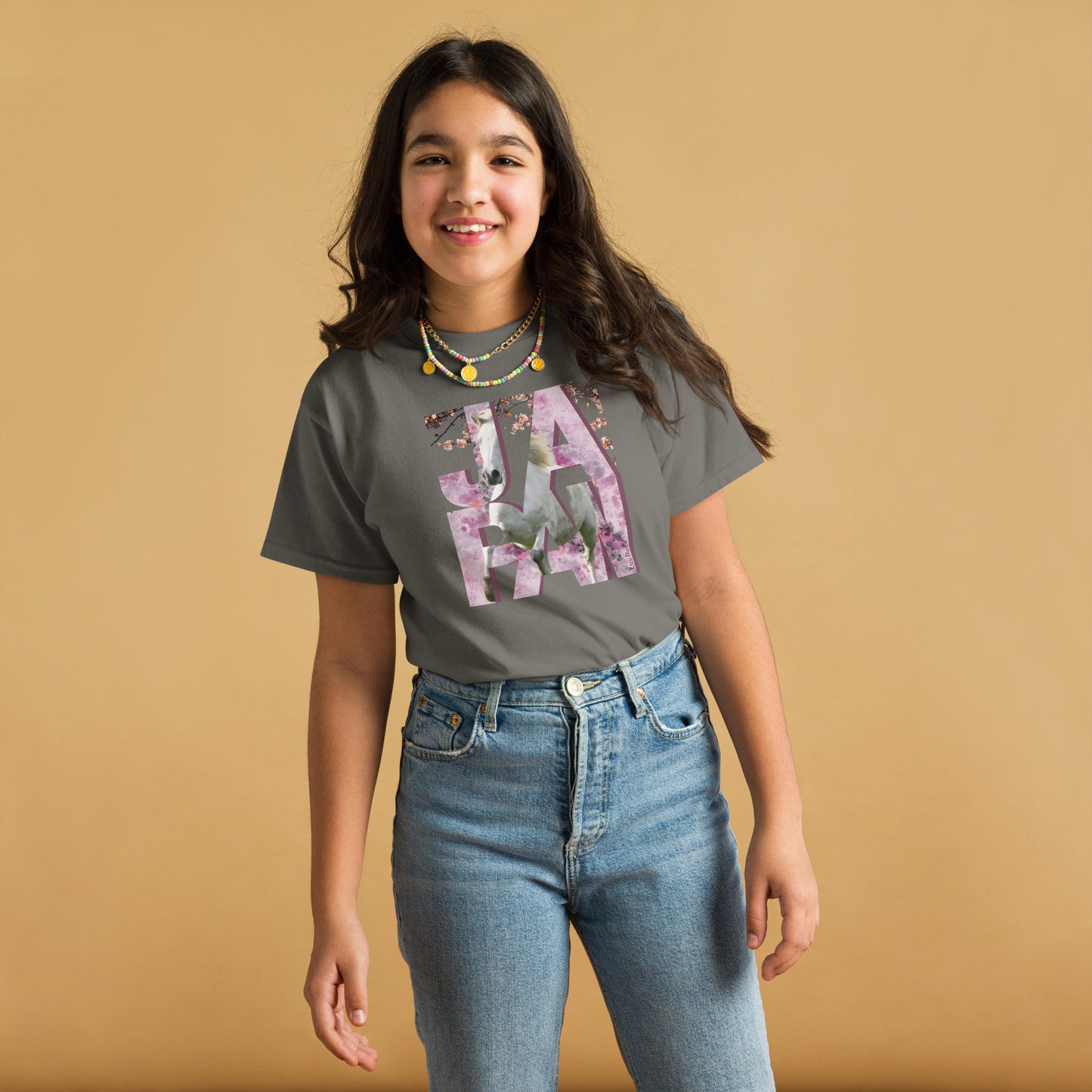 Tshirt gris avec motifs chevalet cerisiers japonais porté par une fille adolescente