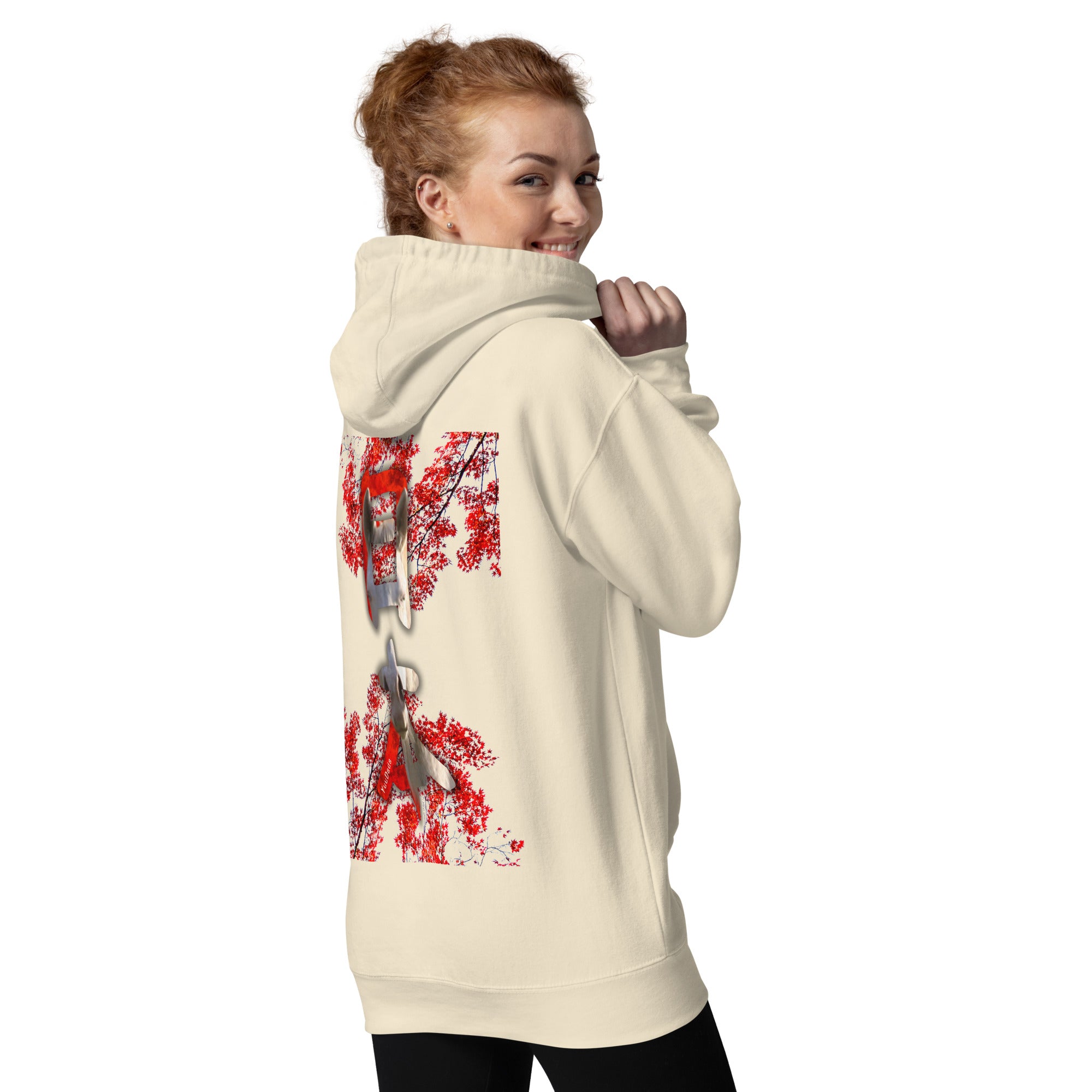 Femme de dos portant un hoodie beige avec un grand motif rouge et kanji japonais au dos