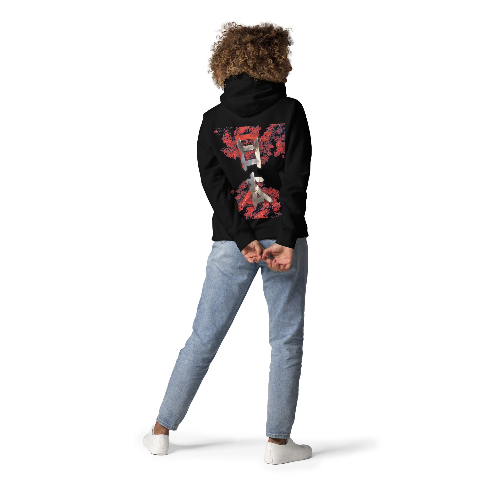 Femme de dos portant un hoodie noir avec un grand motif rouge et kanji japonais au dos