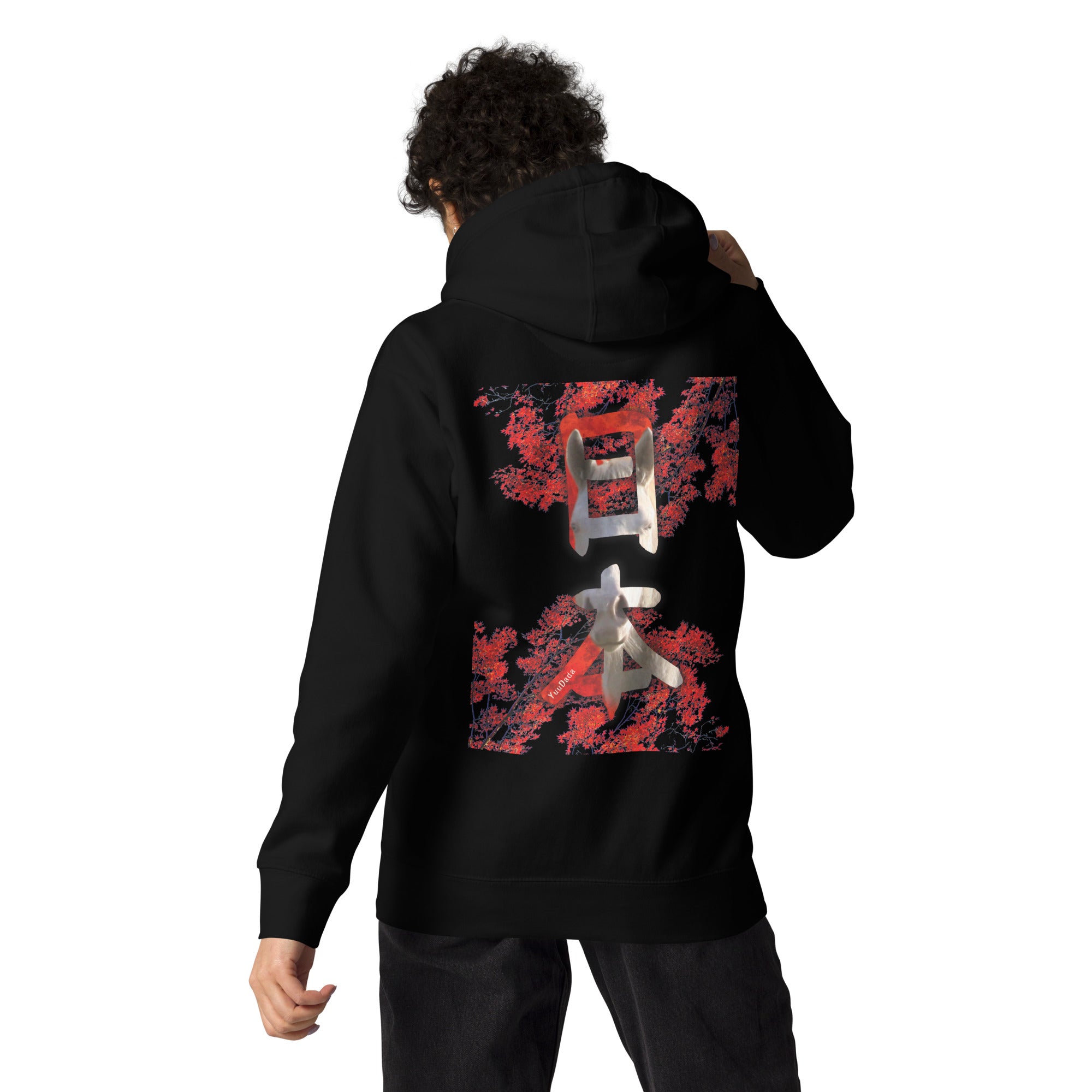 Femme de dos portant un hoodie noir avec un grand motif rouge et kanji japonais au dos