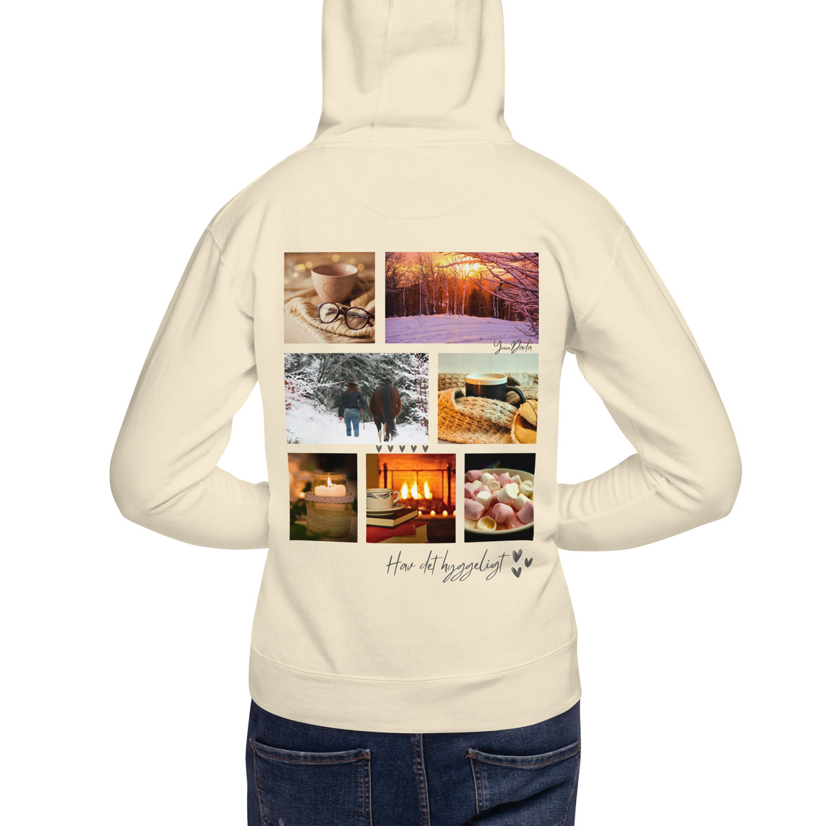 Hoodie/sweatshirt à capuche beige, avec photos de cheval et cavalière et photos à l'ambiance "hygge", vu de dos et porté par une femme.