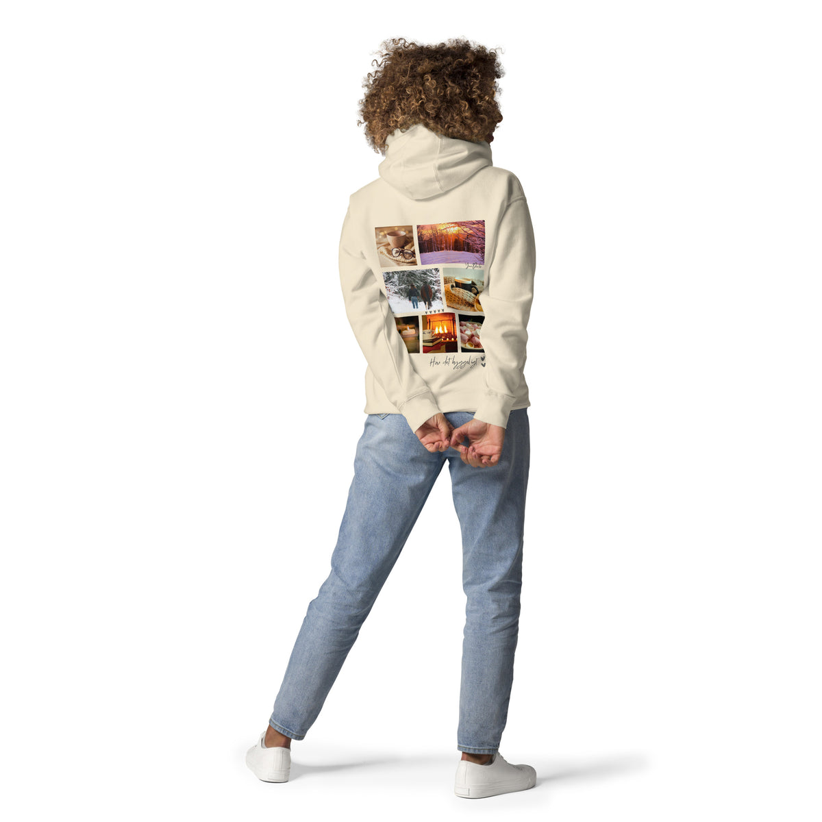 Hoodie/sweatshirt à capuche beige, avec photos de cheval et cavalière et photos à l'ambiance "hygge", vu de dos et porté par une femme.