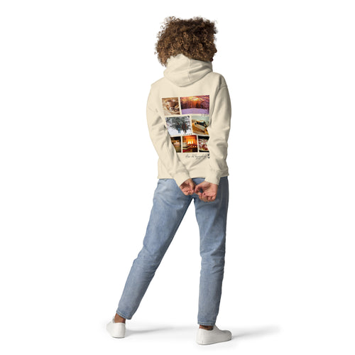 Hoodie/sweatshirt à capuche beige, avec photos de cheval et cavalière et photos à l'ambiance "hygge", vu de dos et porté par une femme.