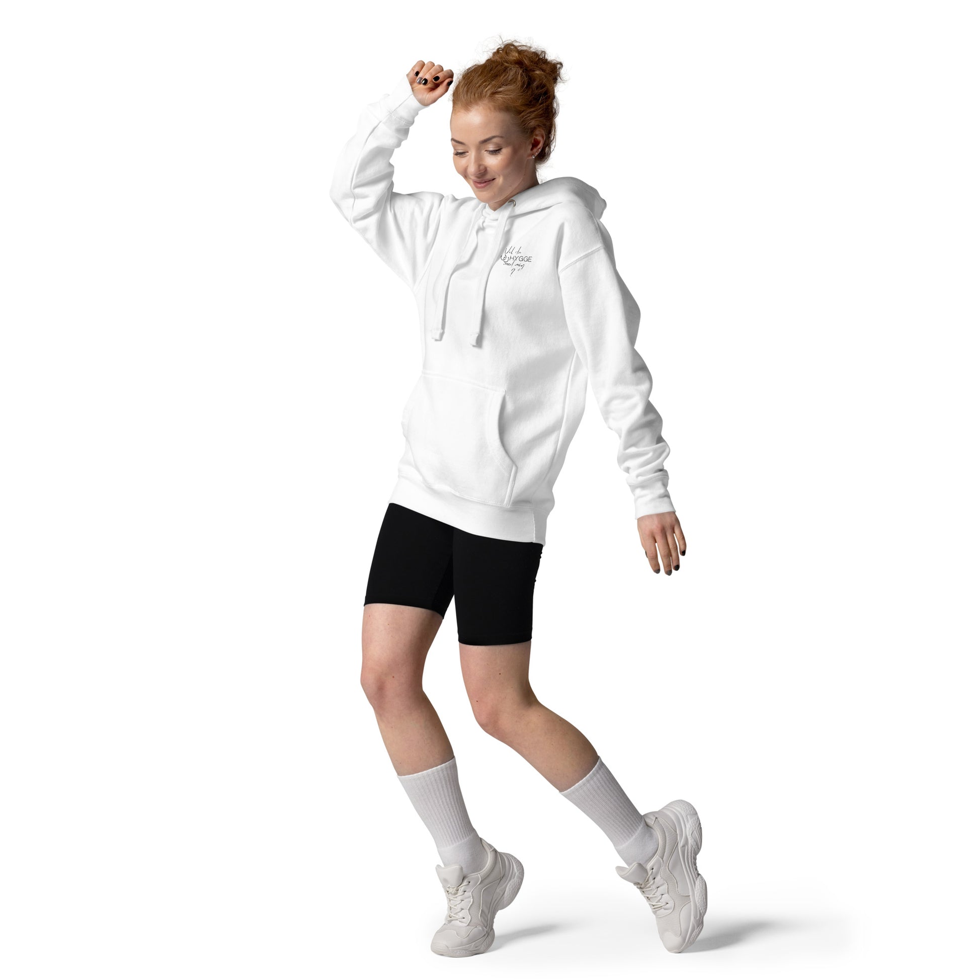 Hoodie/sweatshirt à capuche blanc, avec photos de cheval et cavalière et photos à l'ambiance "hygge", vu de face et porté par une femme.