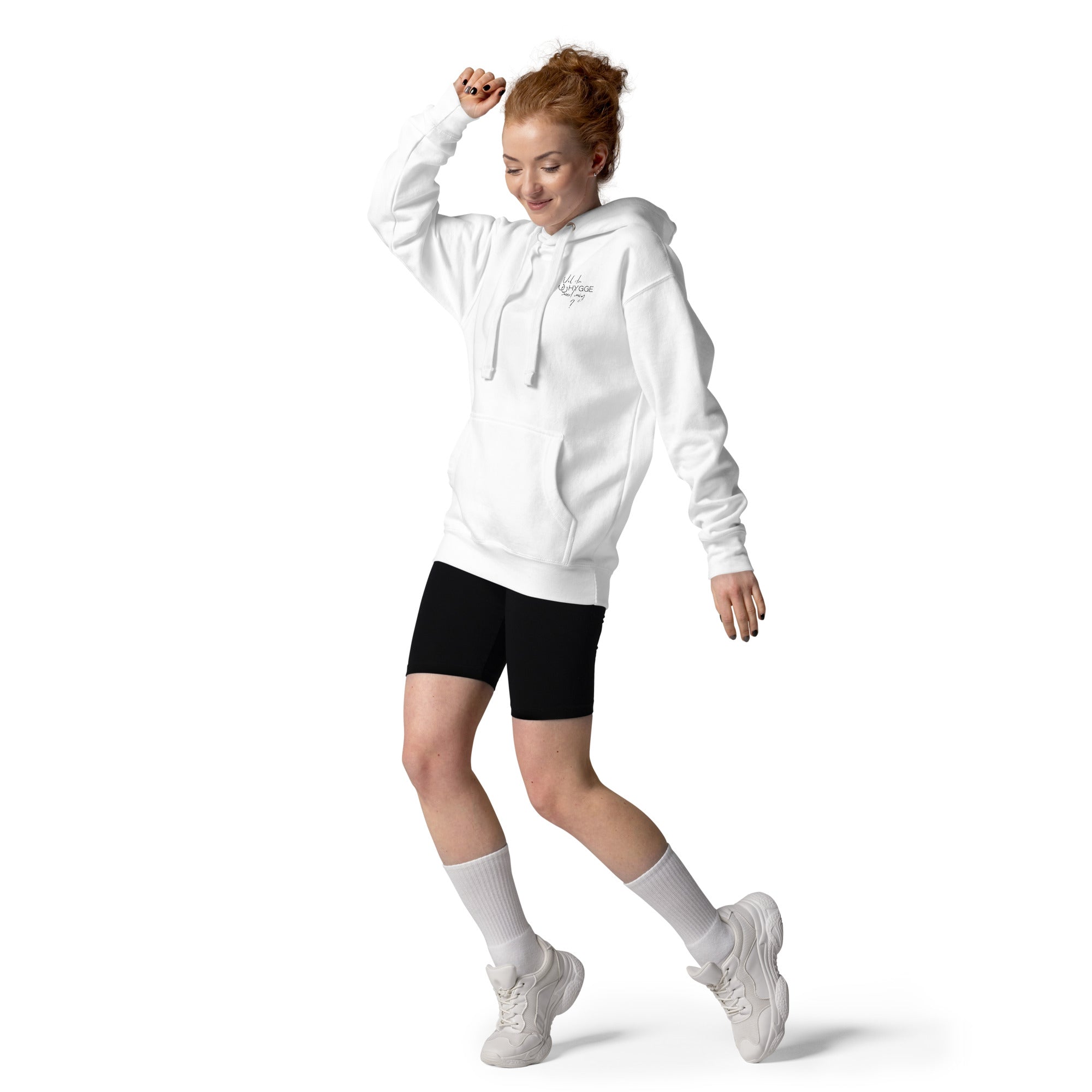 Hoodie/sweatshirt à capuche blanc, avec photos de cheval et cavalière et photos à l'ambiance "hygge", vu de face et porté par une femme.