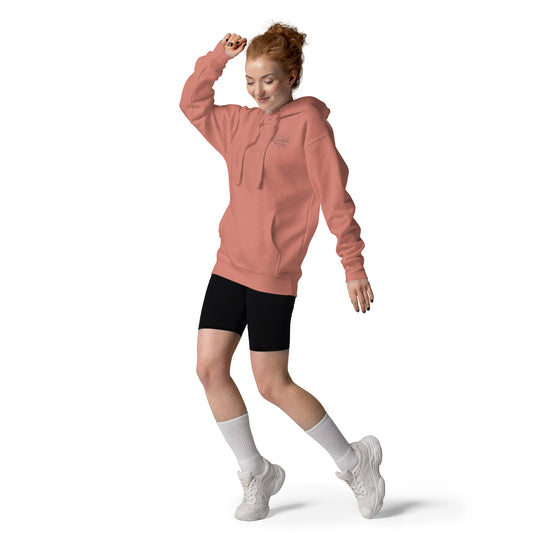 Hoodie/sweatshirt à capuche saumon, avec photos de cheval et cavalière et photos à l'ambiance "hygge", vu de face et porté par une femme.