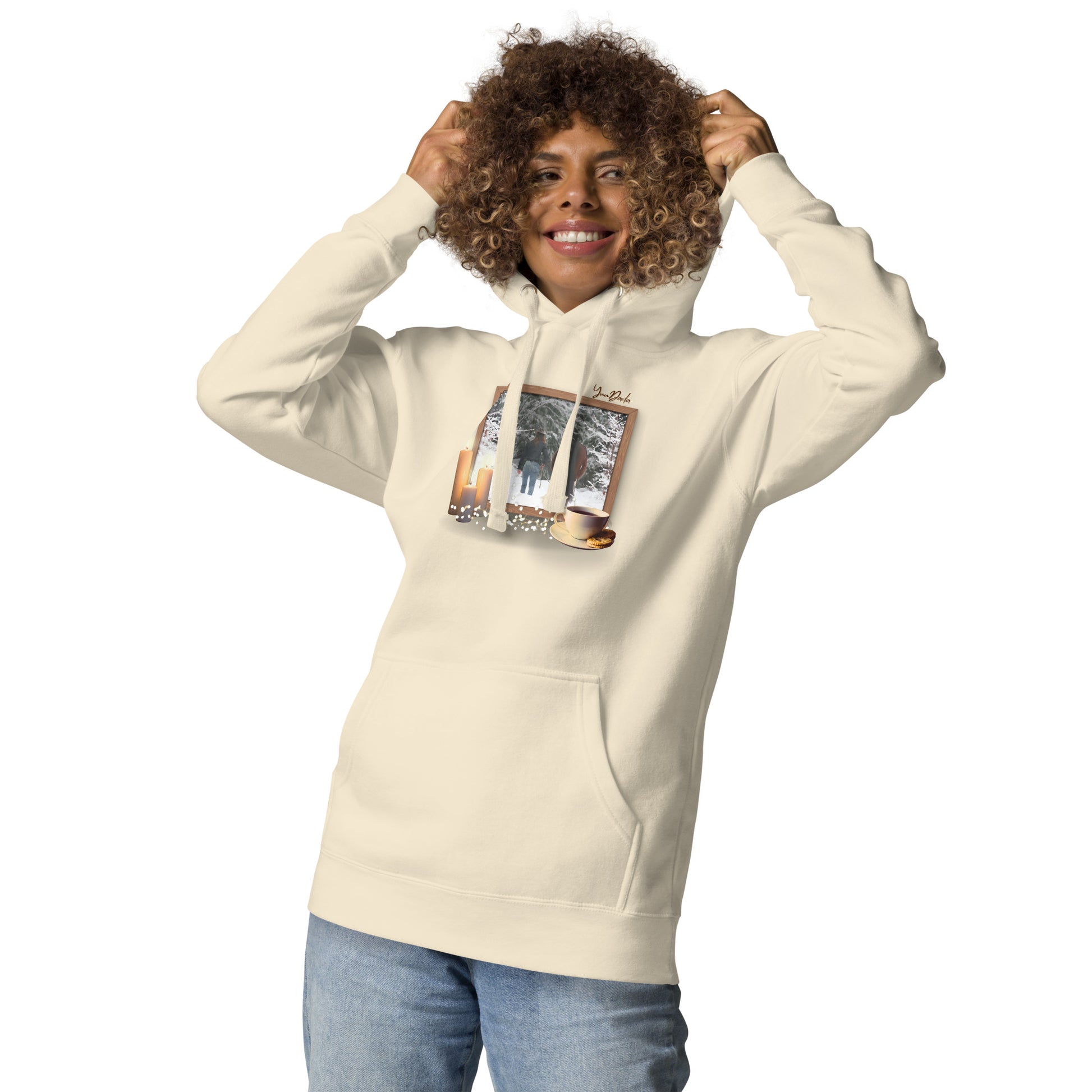 Hoodie/sweatshirt à capuche beige avec cheval et cavalière dans un cadre, ambiance "hygge", porté par une femme et vu de face