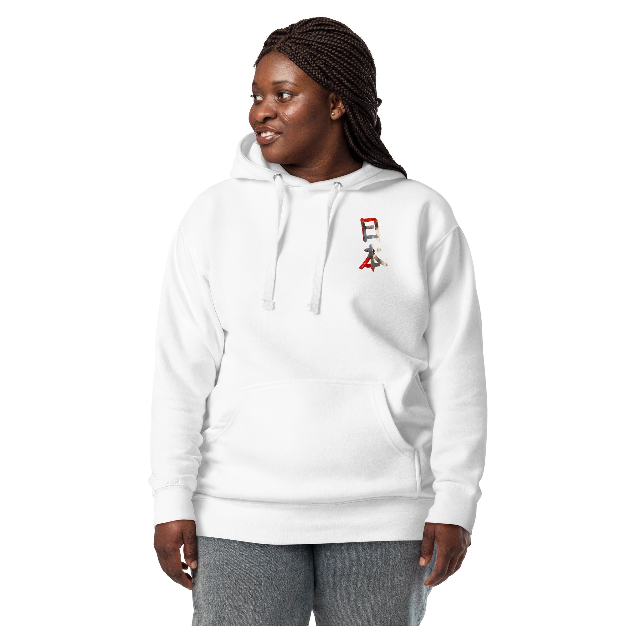 Hoodie/sweatshirt à capuche blanc avec motif érables du Japon, avec cheval incrusté dans le kanji "Nihon", vu de face et porté par une femme