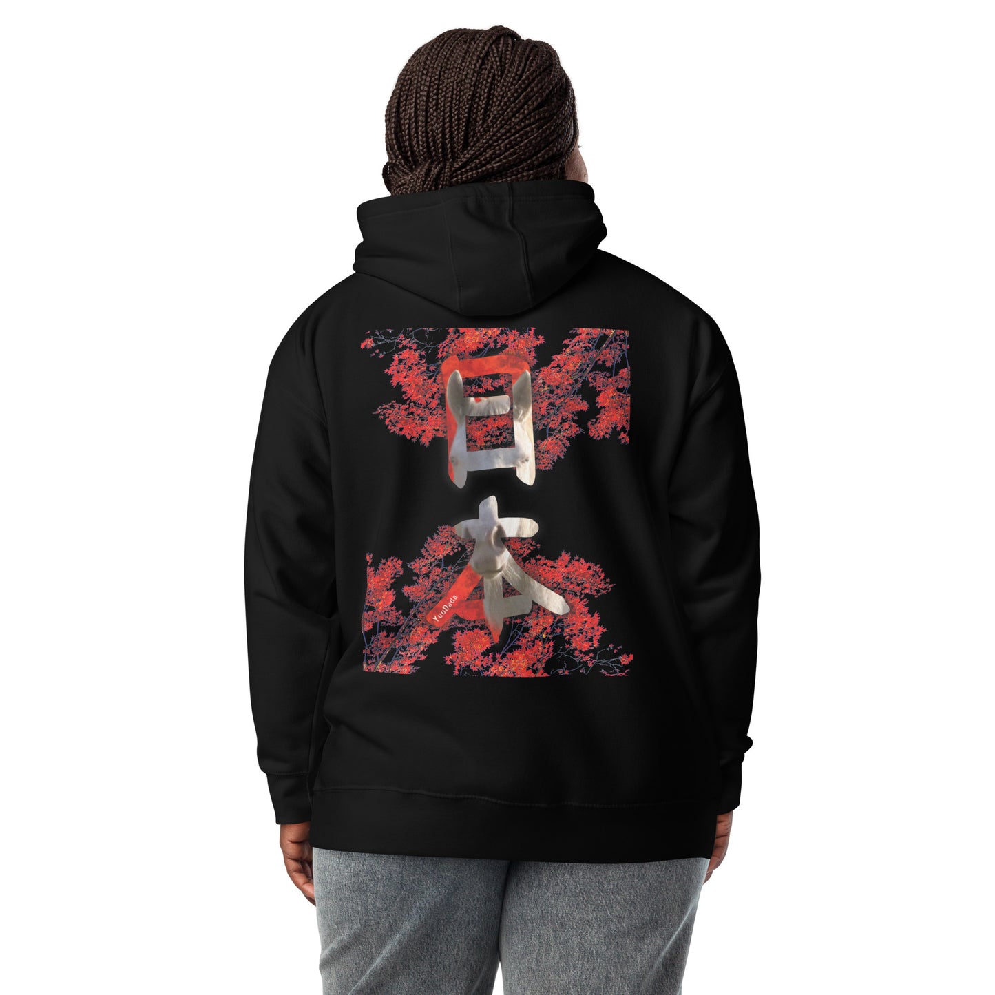 Hoodie/sweatshirt noir avec motif érables du Japon, avec cheval incrusté dans le kanji "Nihon", porté par une femme