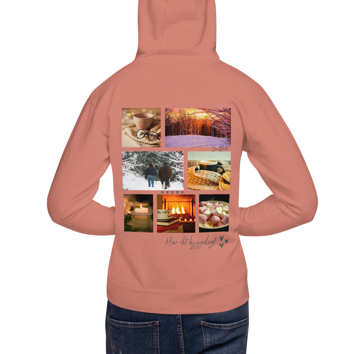 Hoodie/sweatshirt à capuche saumon, avec photos de cheval et cavalière et photos à l'ambiance "hygge", vu de dos et porté par un homme.