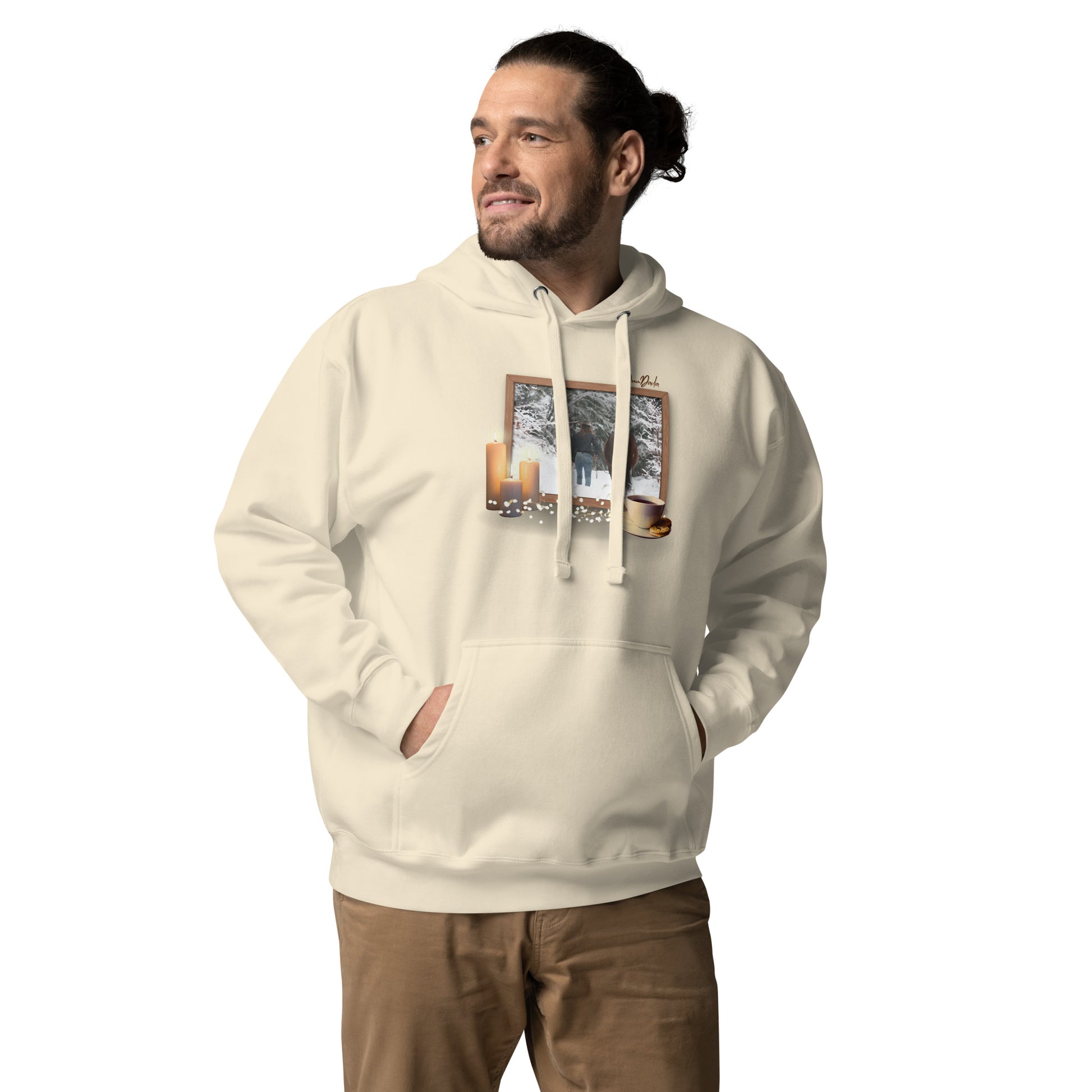 Hoodie/sweatshirt à capuche beige avec cheval et cavalière dans un cadre, ambiance "hygge", porté par un homme et vu de face