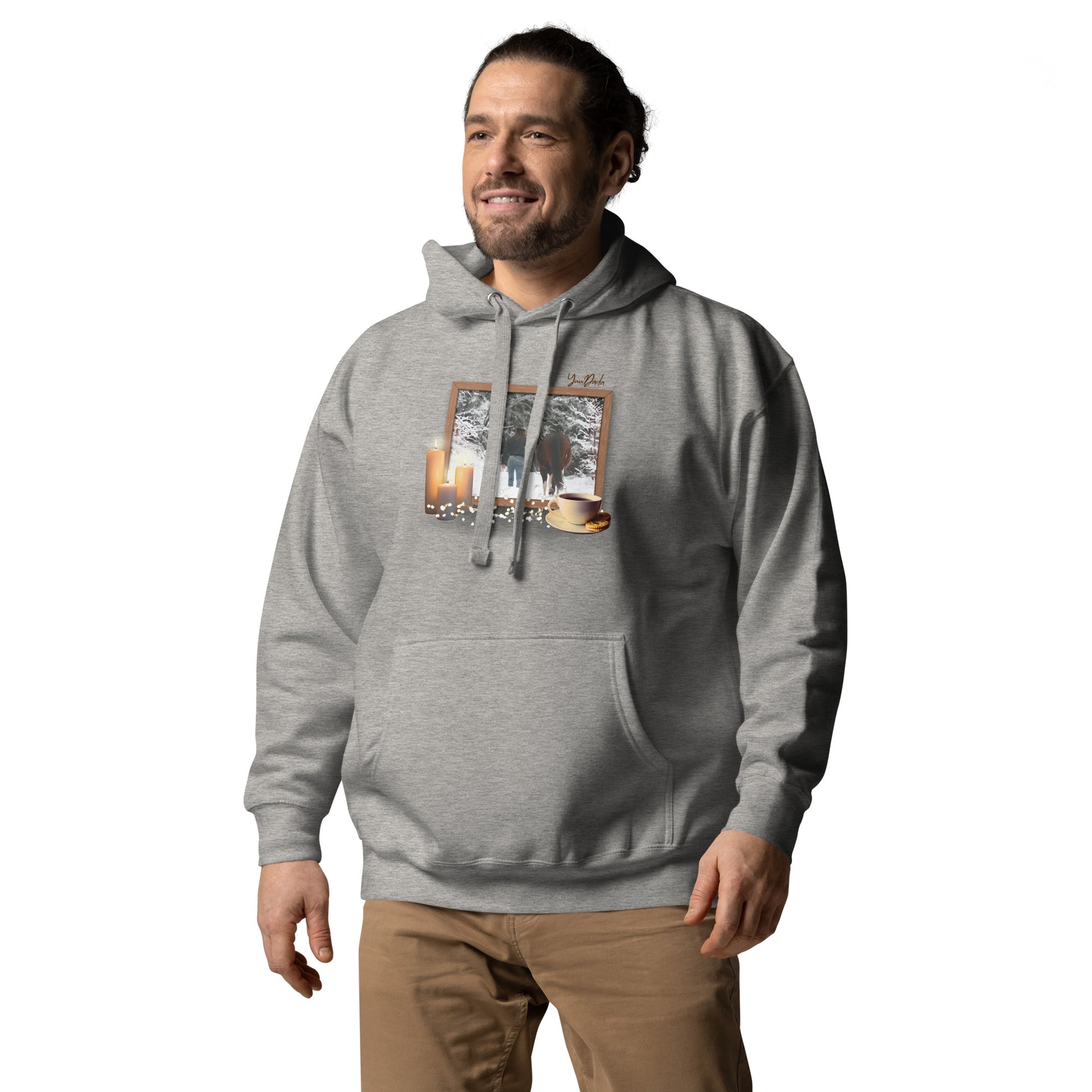 Hoodie/sweatshirt à capuche gris chiné avec cheval et cavalière dans un cadre, ambiance "hygge", porté par un homme et vu de face