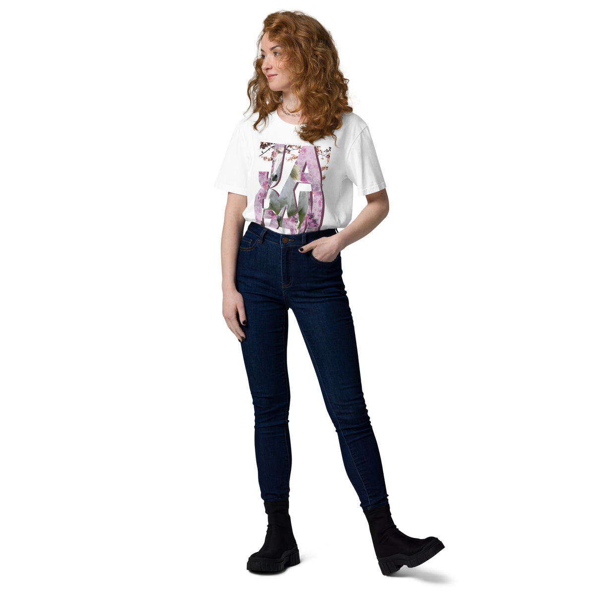 Vue entière d’une femme portant un t-shirt blanc avec le mot "JAPAN" et un cheval incrusté dans le design floral rose – collection YuuDada
