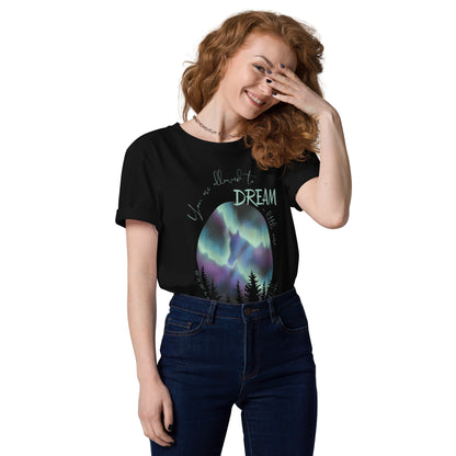 Jeune femme portant tshirt équestre design cheval et ciel étoilé