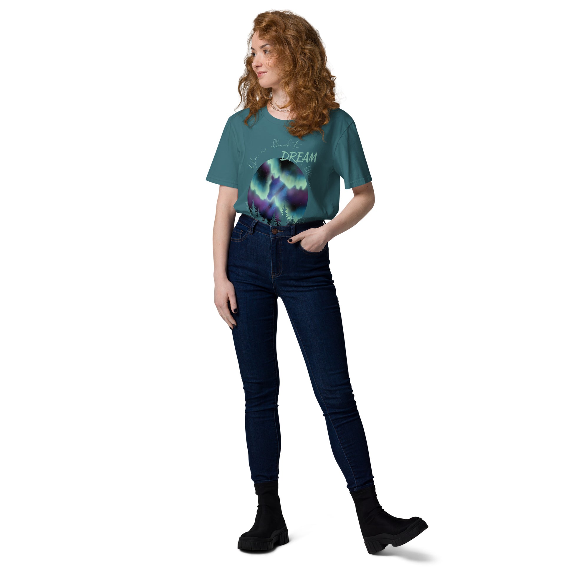 Tshirt cheval aurores boréales bleu porté par une femme cavalière, en coton bio 