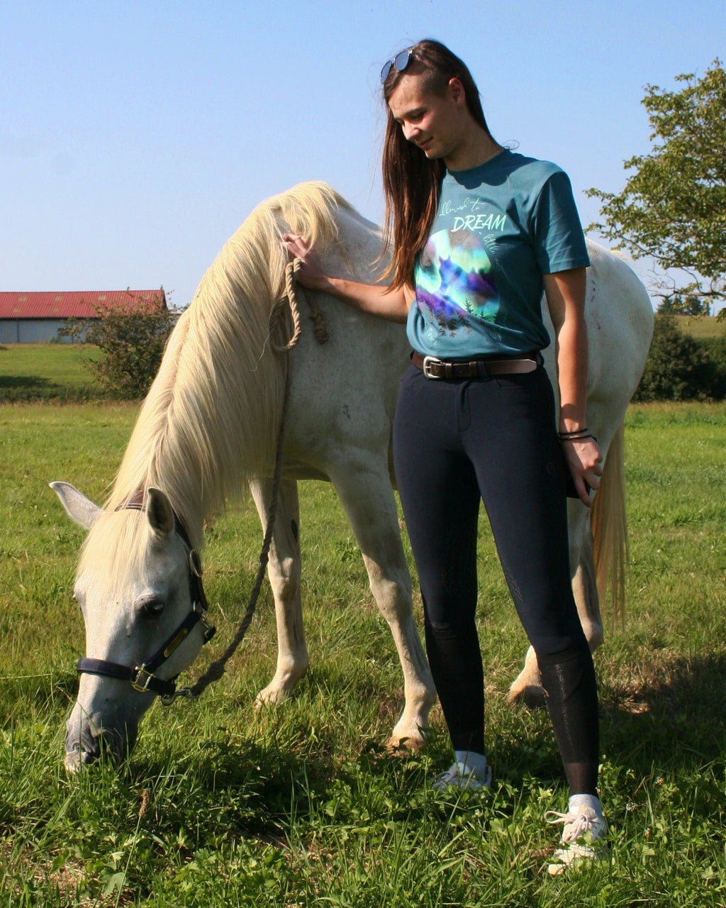 Tshirt Hygge Aurora Borealis motif cheval ciel étoilé porté par une jeune cavalière