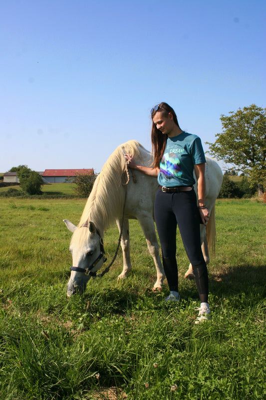 Tshirt Hygge Aurora Borealis motif cheval ciel étoilé porté par une jeune cavalière