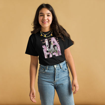 Tshirt noir avec un motif de cheval et cerisiers japonais porté par une fille