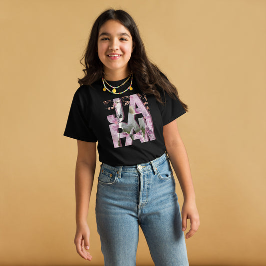 Tshirt noir avec un motif de cheval et cerisiers japonais porté par une fille