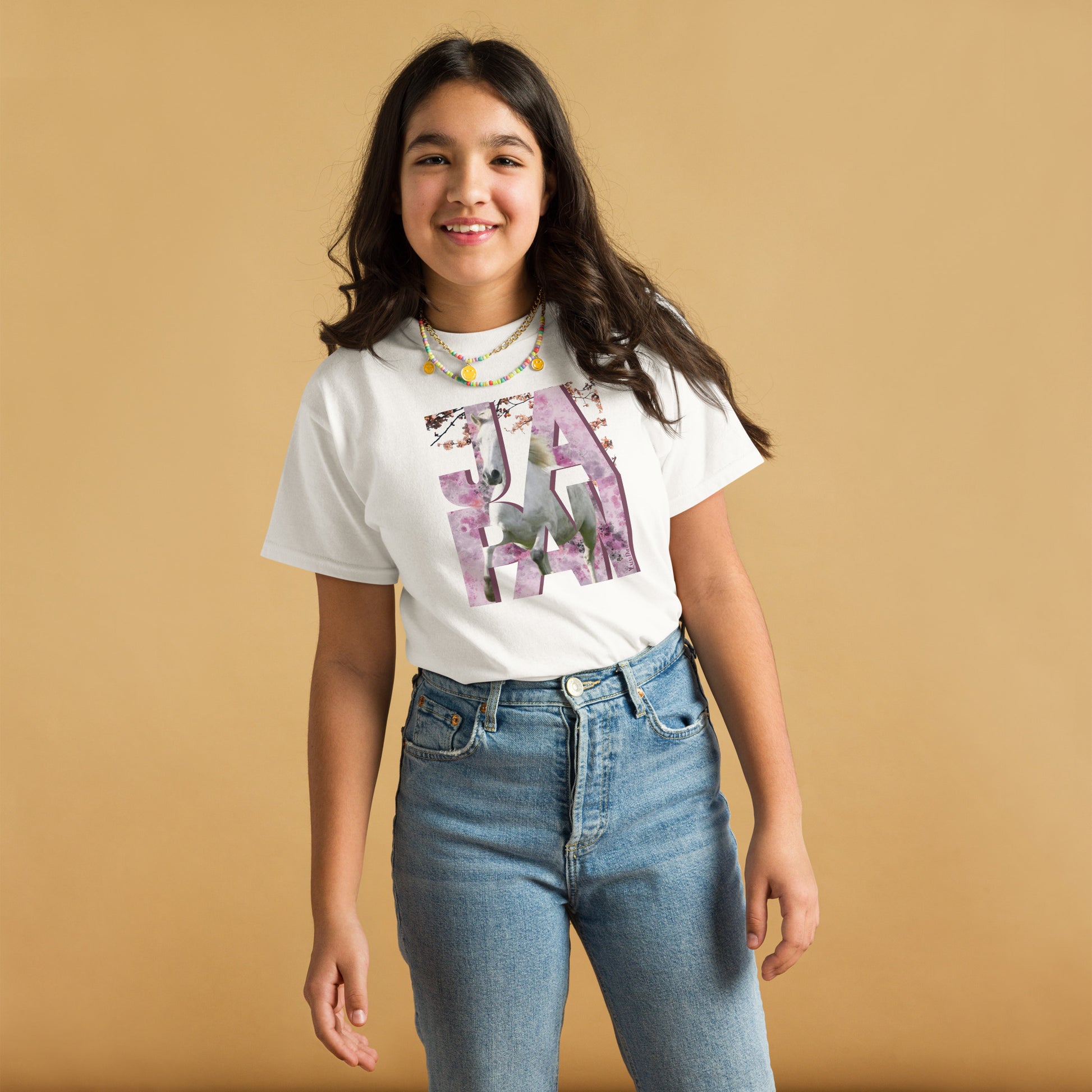 Tshirt blanc avec motif cheval et cerisiers japonais porté par une fille