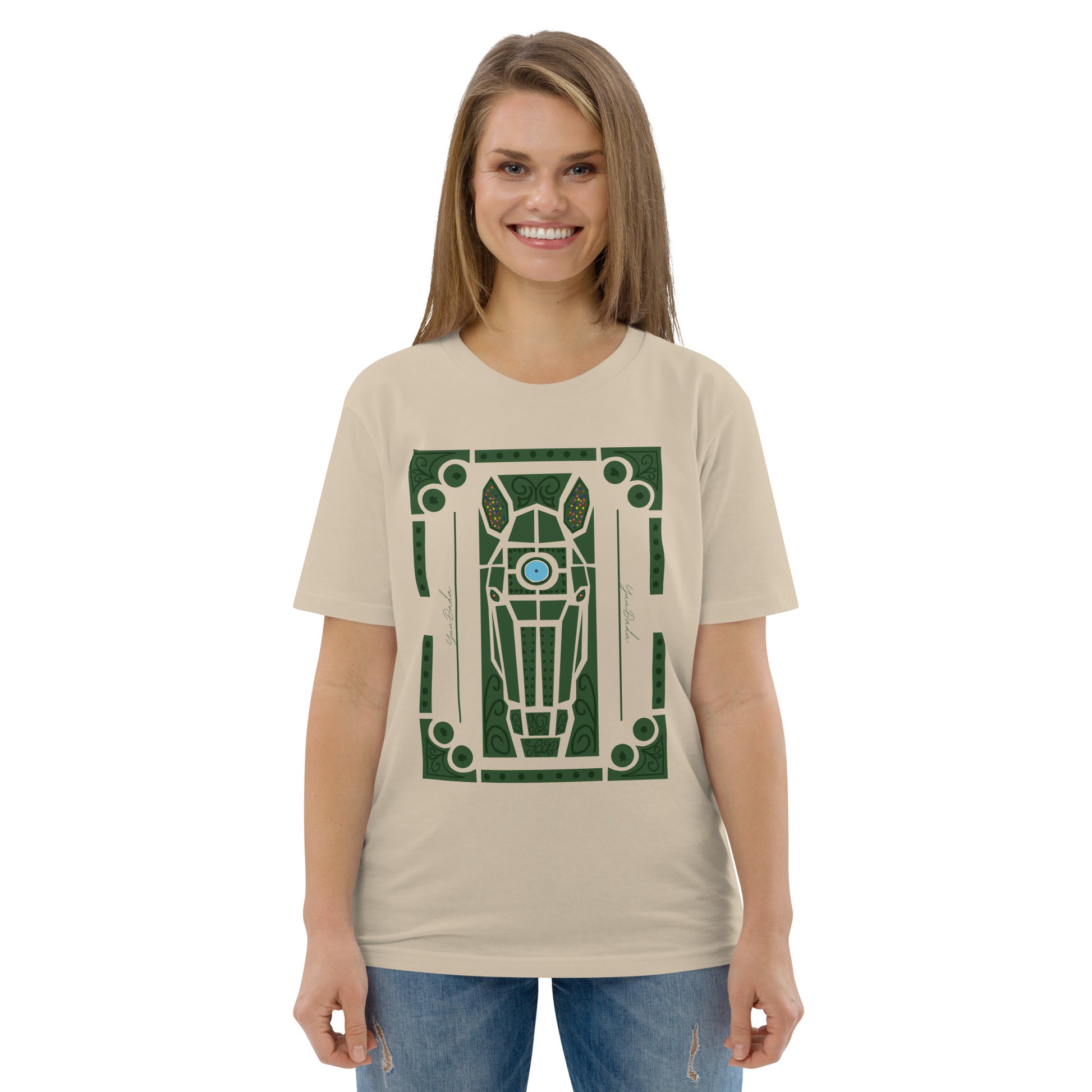 Tshirt beige en coton bio avec cheval dans les jardins à la française de Versailles, porté par une femme et vu de face