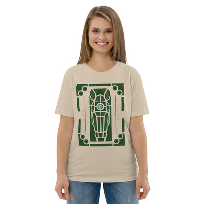 Tshirt beige en coton bio avec cheval dans les jardins à la française de Versailles, porté par une femme et vu de face