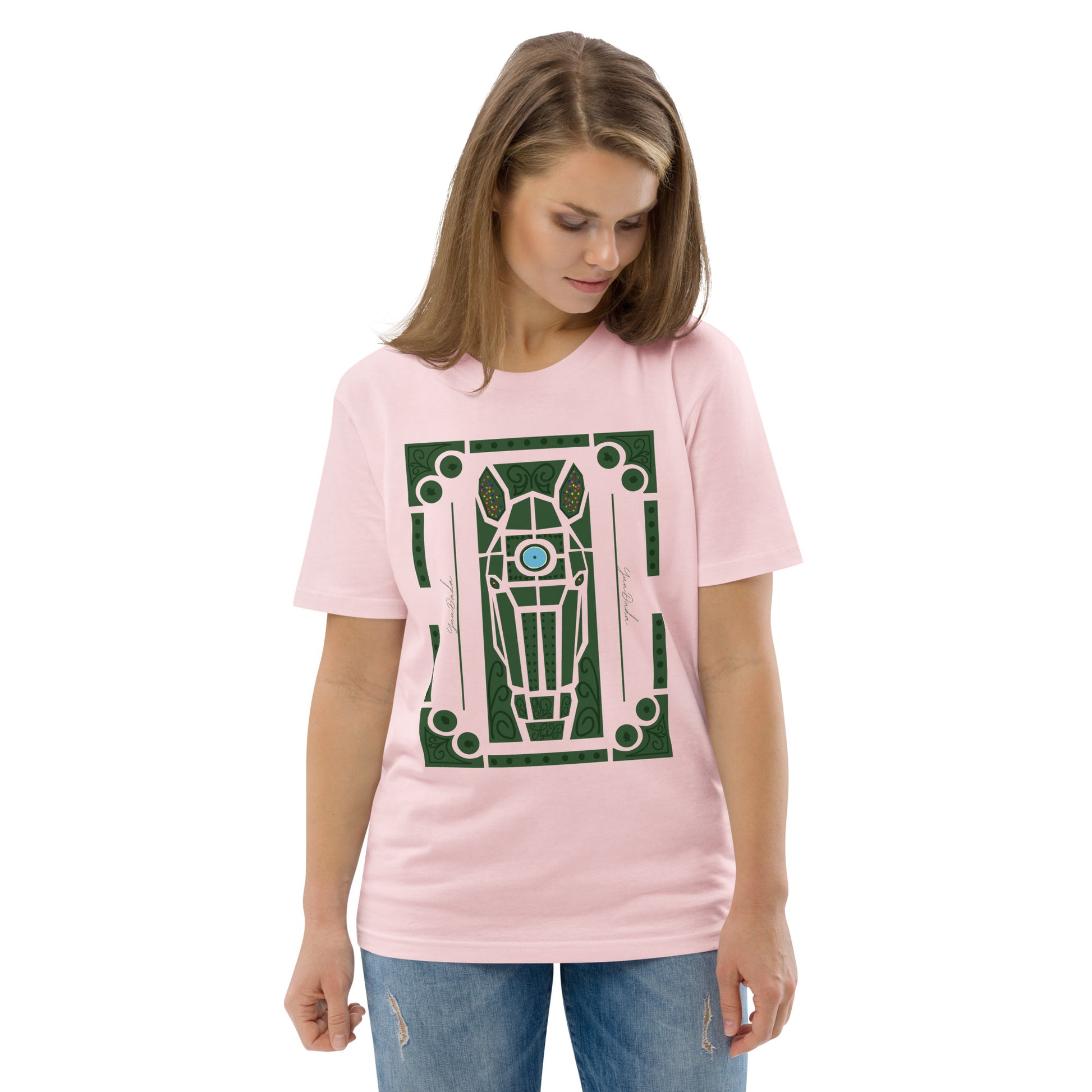 Tshirt rose en coton bio avec motif de tête de cheval dans les jardins à la française, porté par une femme et vu de face