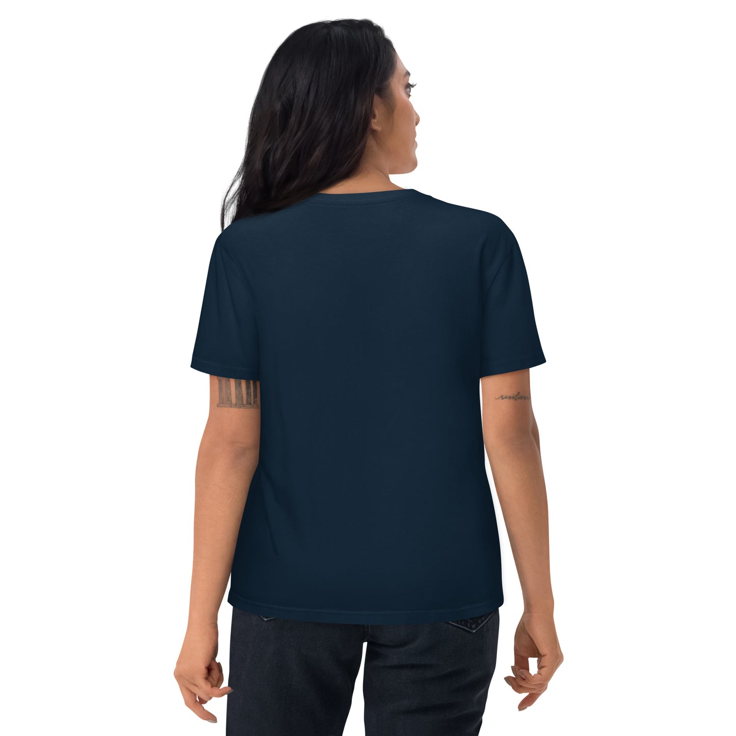 Vue de dos d'une femme portant un t-shirt bleu avec un cheval stylisé et un message humoristique sur le thème du voyage dans le temps