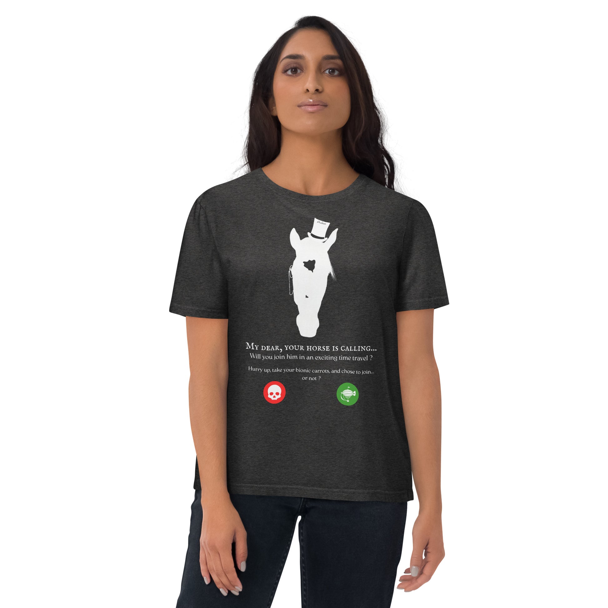 Vue de face d'une femme portant un t-shirt gris chine avec un cheval stylisé et un message humoristique sur le thème du voyage dans le temps