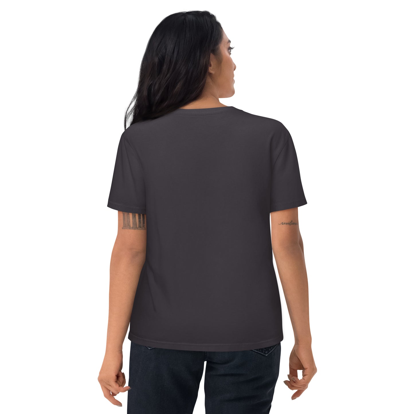 Vue de dos d'une femme portant un t-shirt gris avec un cheval stylisé et un message humoristique sur le thème du voyage dans le temps