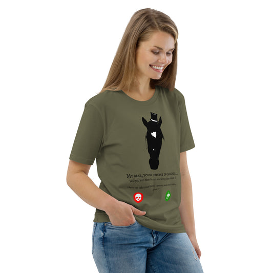 Vue de face d'une femme portant un t-shirt kaki avec un cheval stylisé et un message humoristique sur le thème du voyage dans le temps