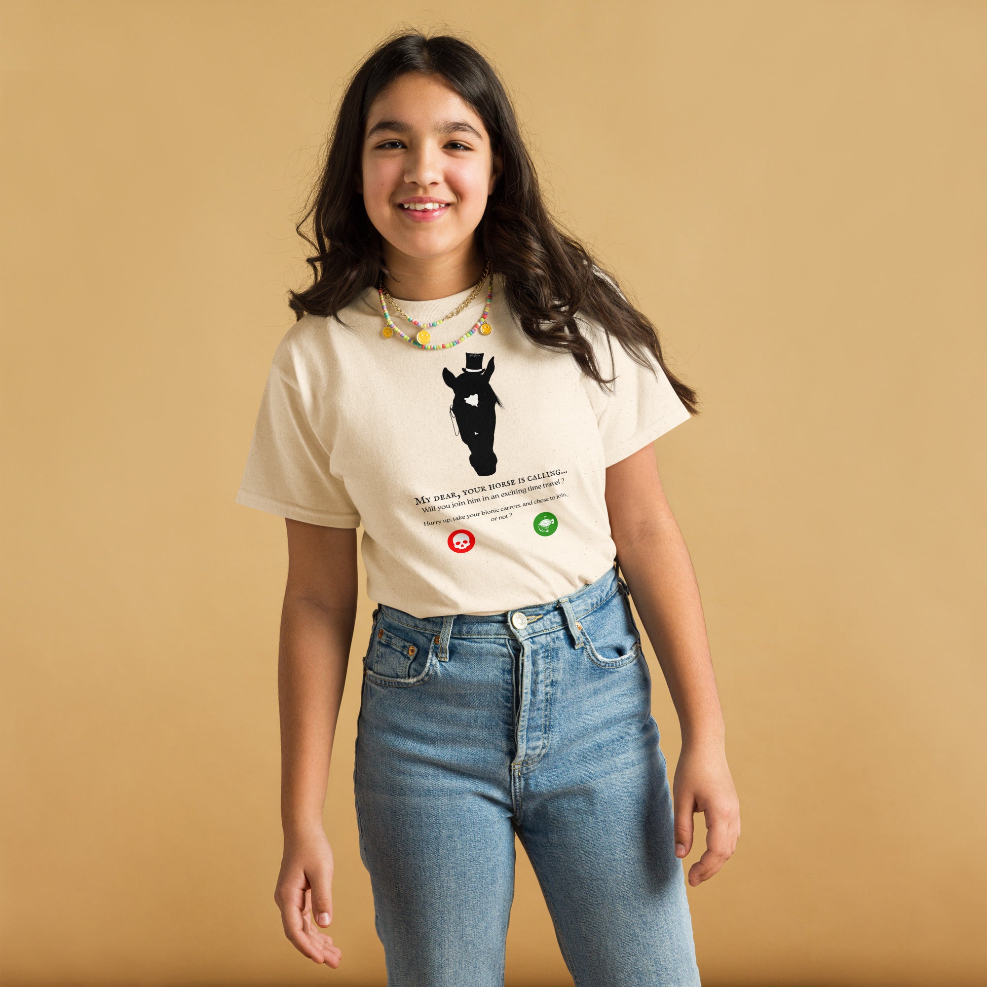 Tshirt beige avec motif cheval steampunk et une phrase humoristique, porté par une fille